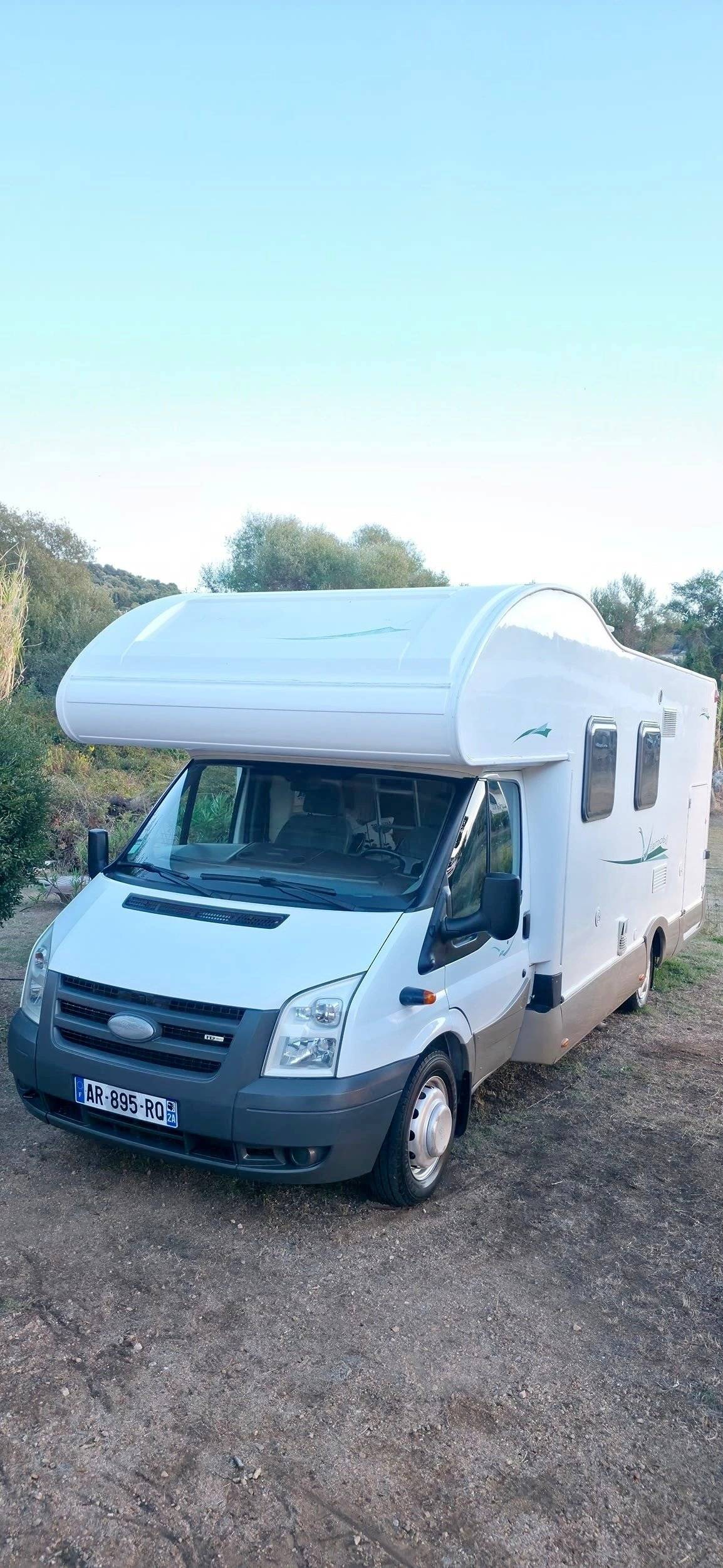 Vue avant de 3/4 Ford Transit 2,4 l 140 ch - Yescapa