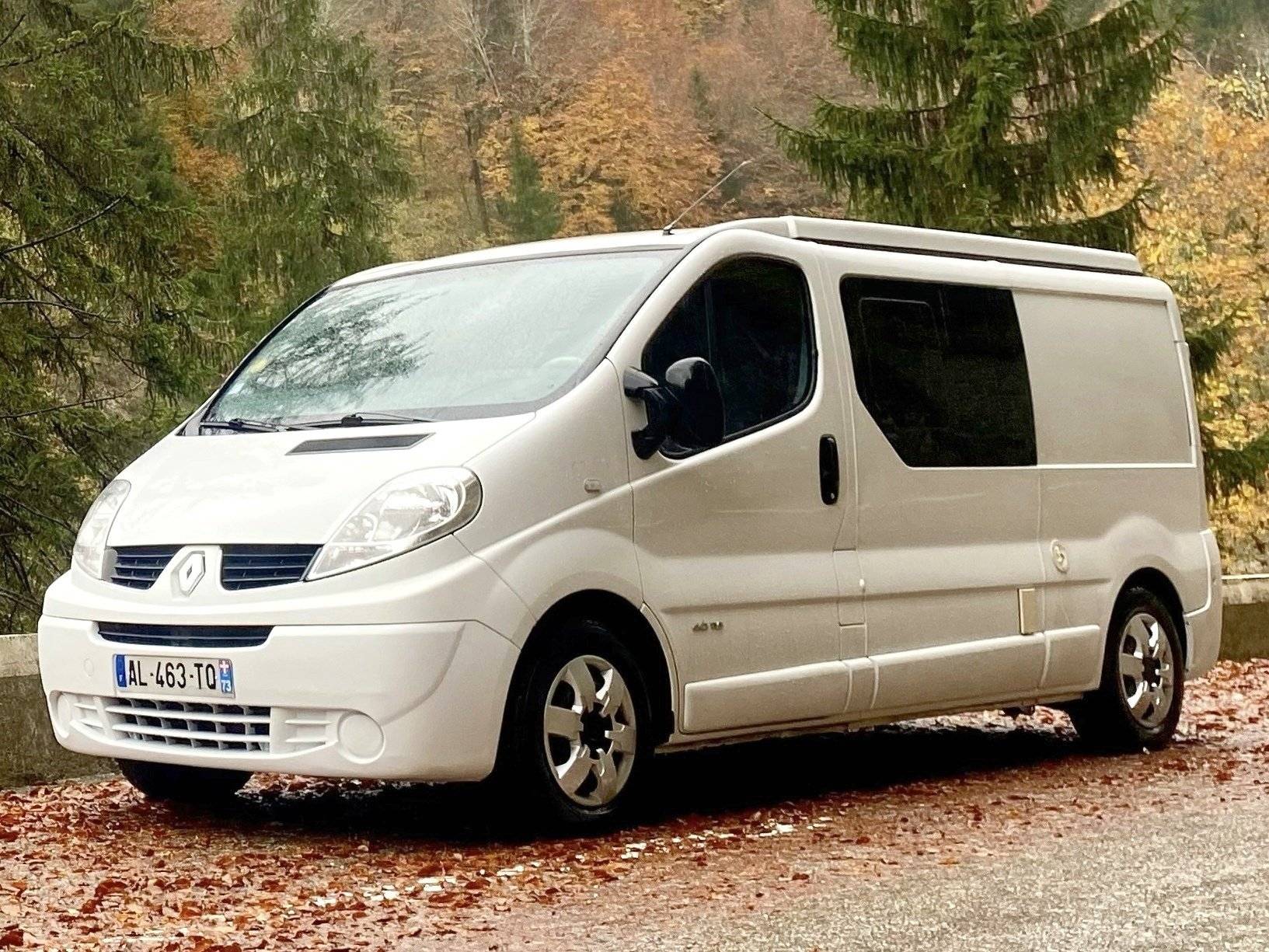 Vista del vehículo ángulo delantero Renault RENAULT TRAFIC II 2,0L DCI 115CV L2H1 PACK EXTRA - Yescapa