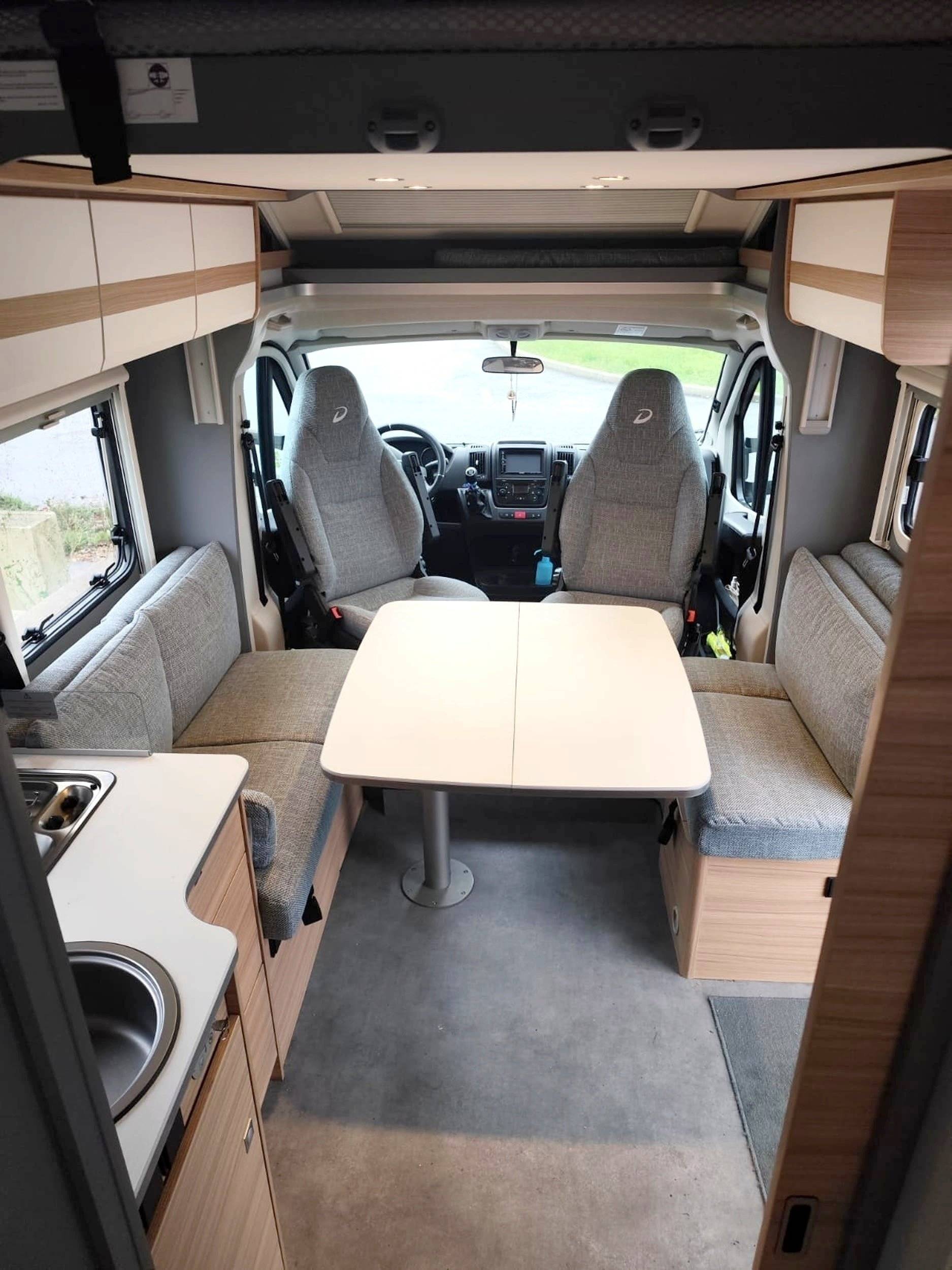 Área de jantar Citroën Jumper 2,2 l 165 ch - Yescapa