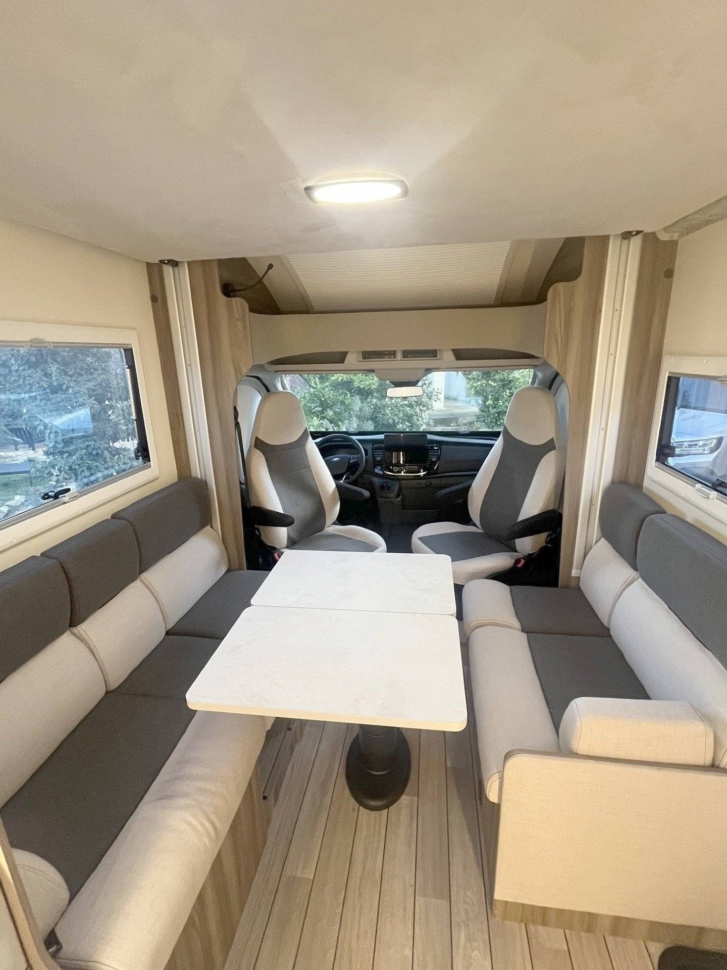 Dining Area Ford Ford - Yescapa