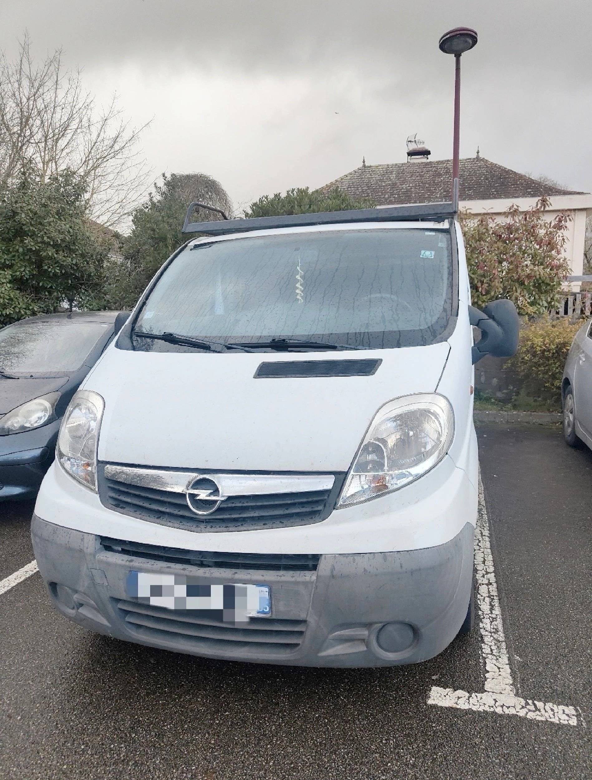 Vista frontale a ¾ Opel Opel vivaro L1H1 - Yescapa