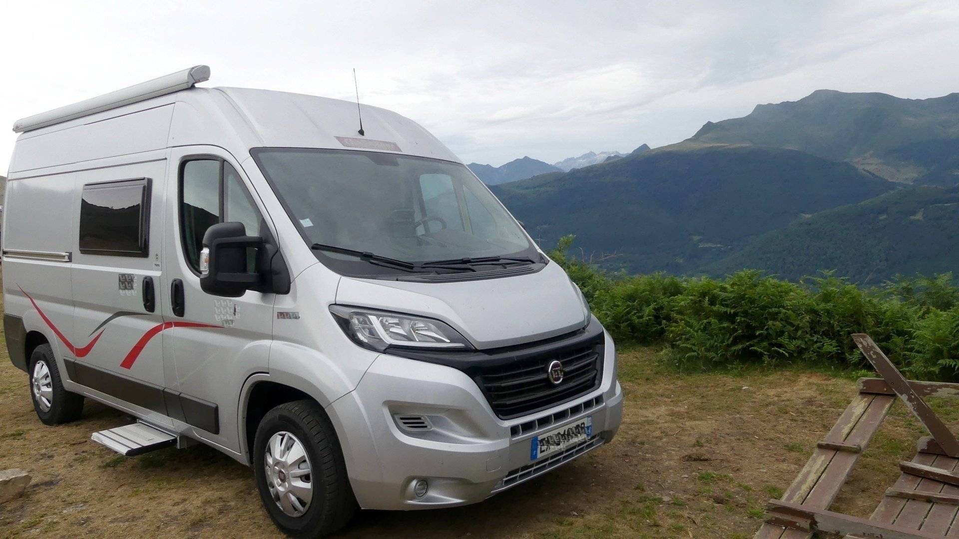 Front view from 3/4 Fiat 2,3 l 130 ch - Yescapa