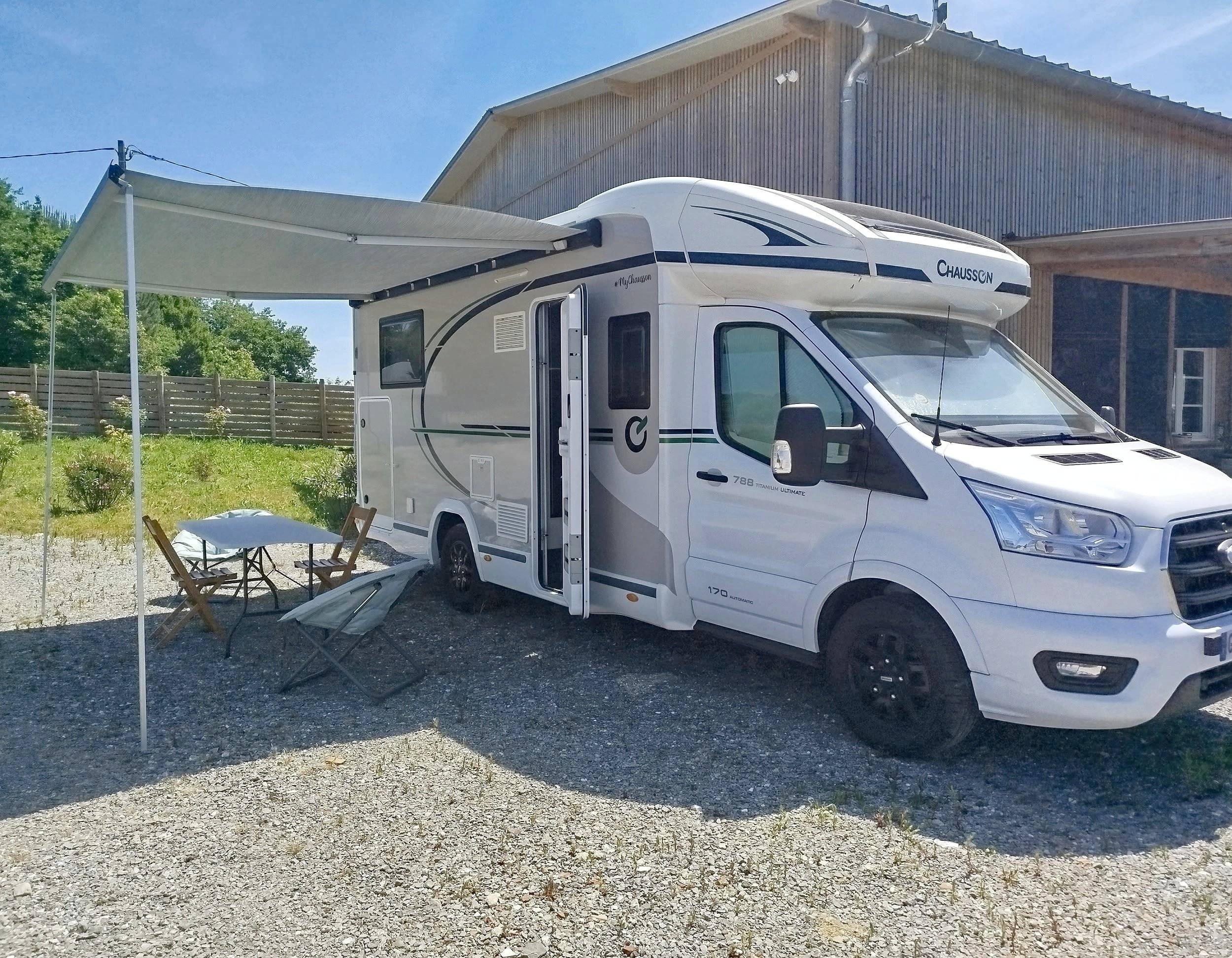 Vista de 3/4 Ford Transit 2,0 l 170 ch - Yescapa