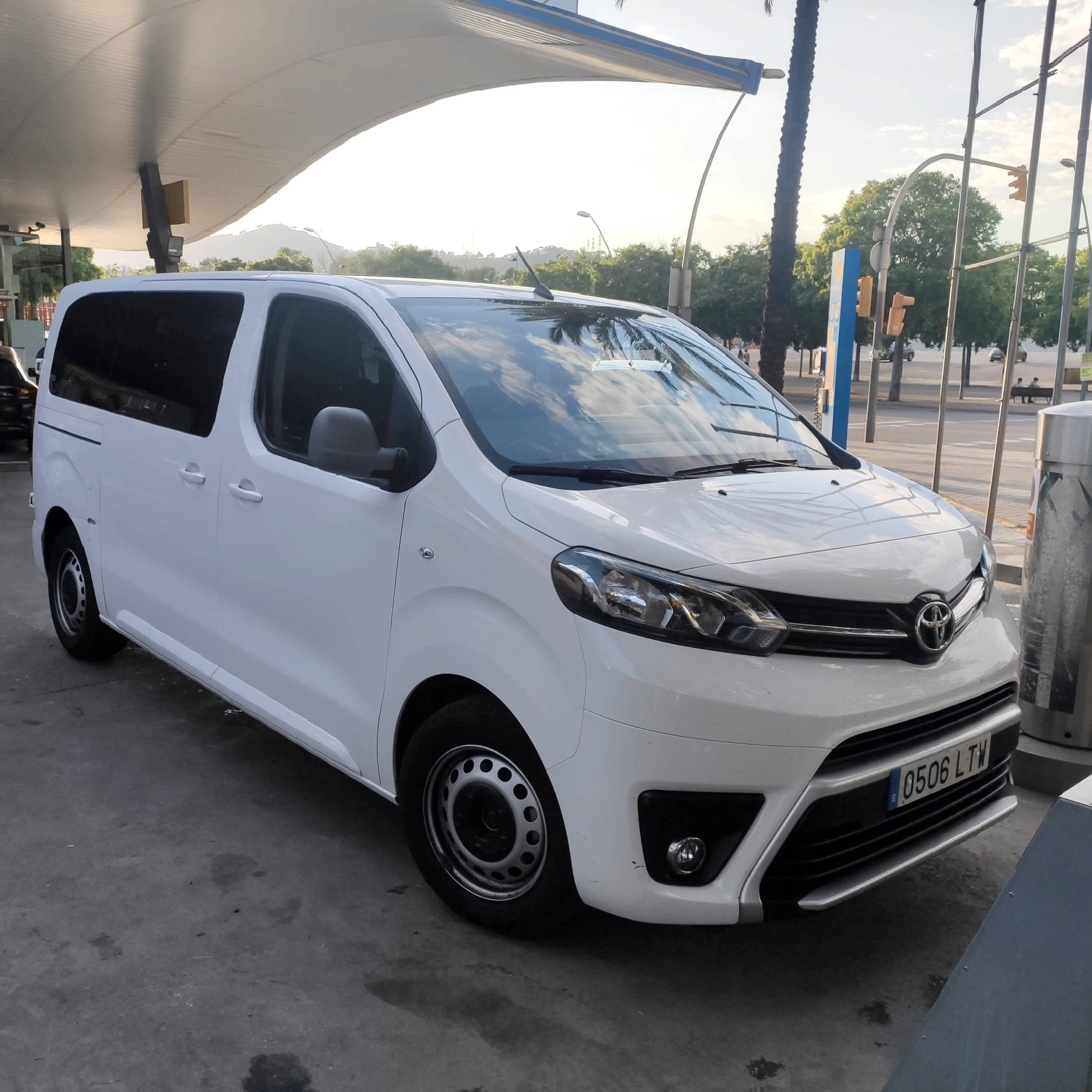 schräge Vorderansicht Toyota Proace Verso - Yescapa