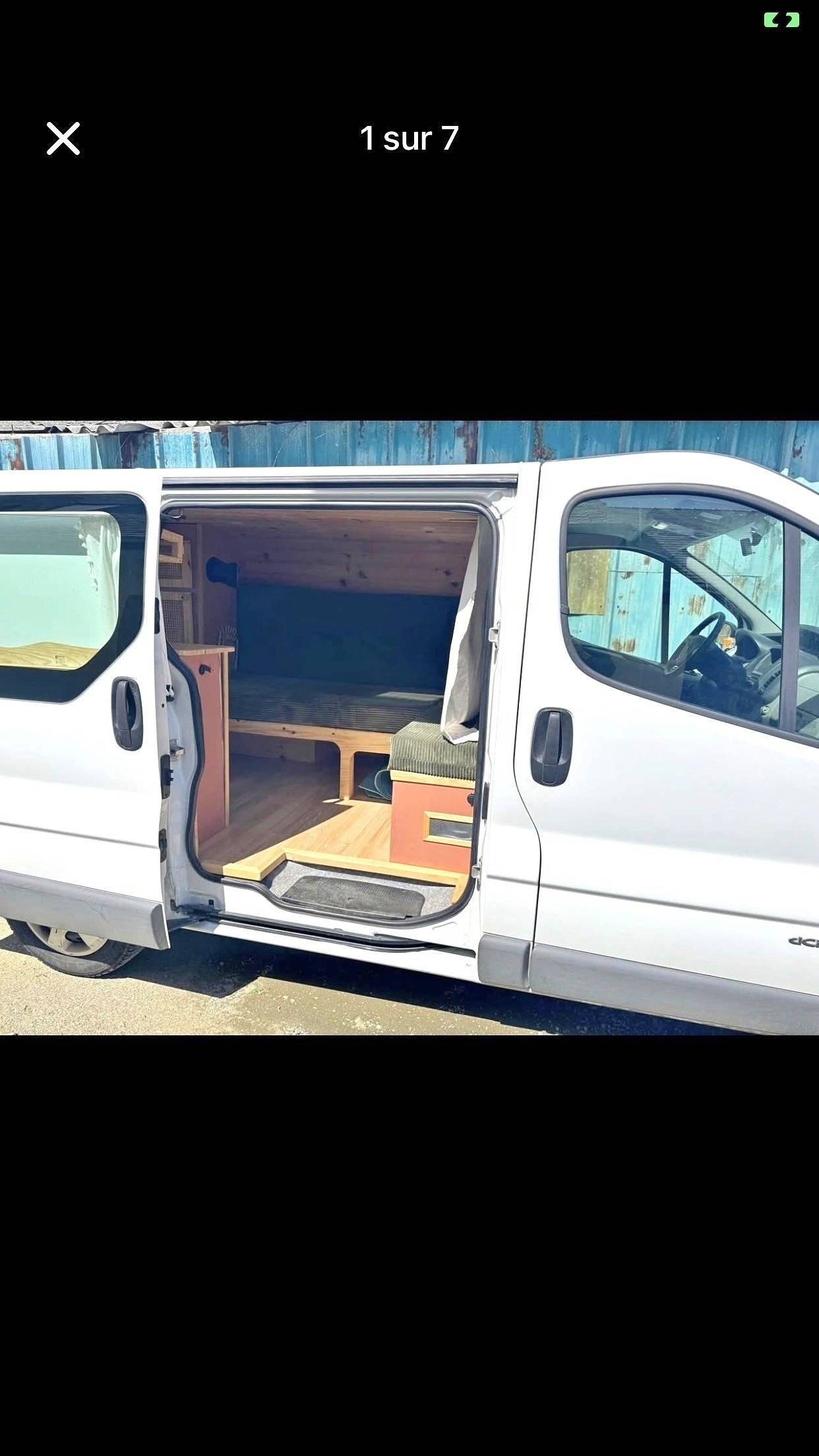 schräge Vorderansicht Renault Trafic 1,6 l 115 ch - Yescapa