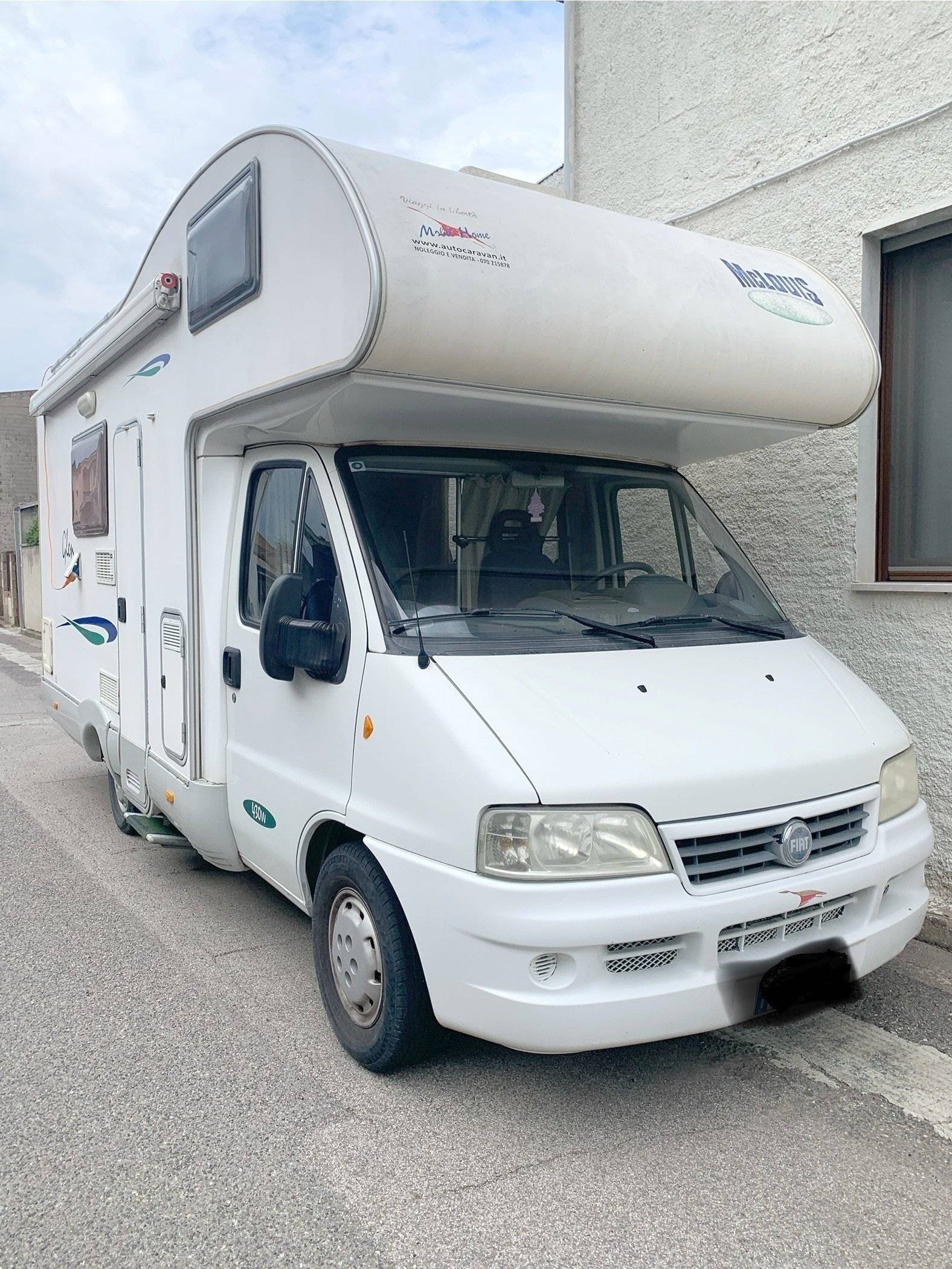 schräge Vorderansicht Fiat - Yescapa