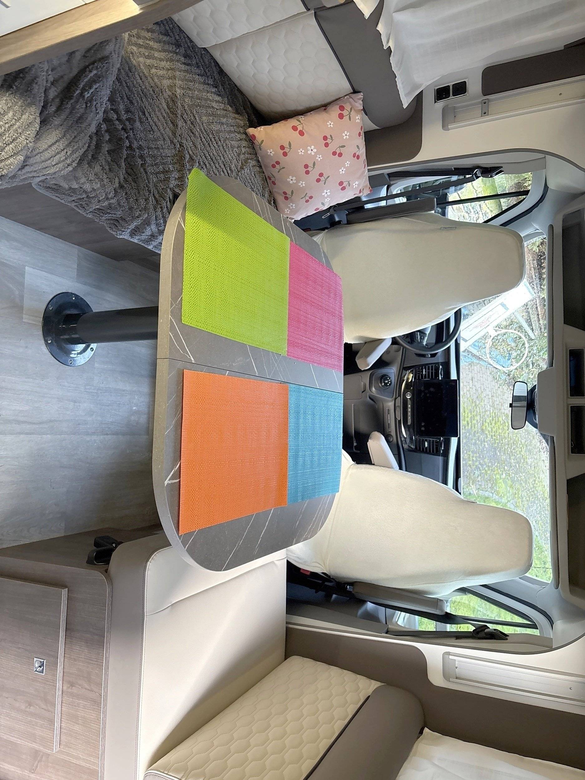 Dining Area Ford Transit 2,0 l 170 ch - Yescapa