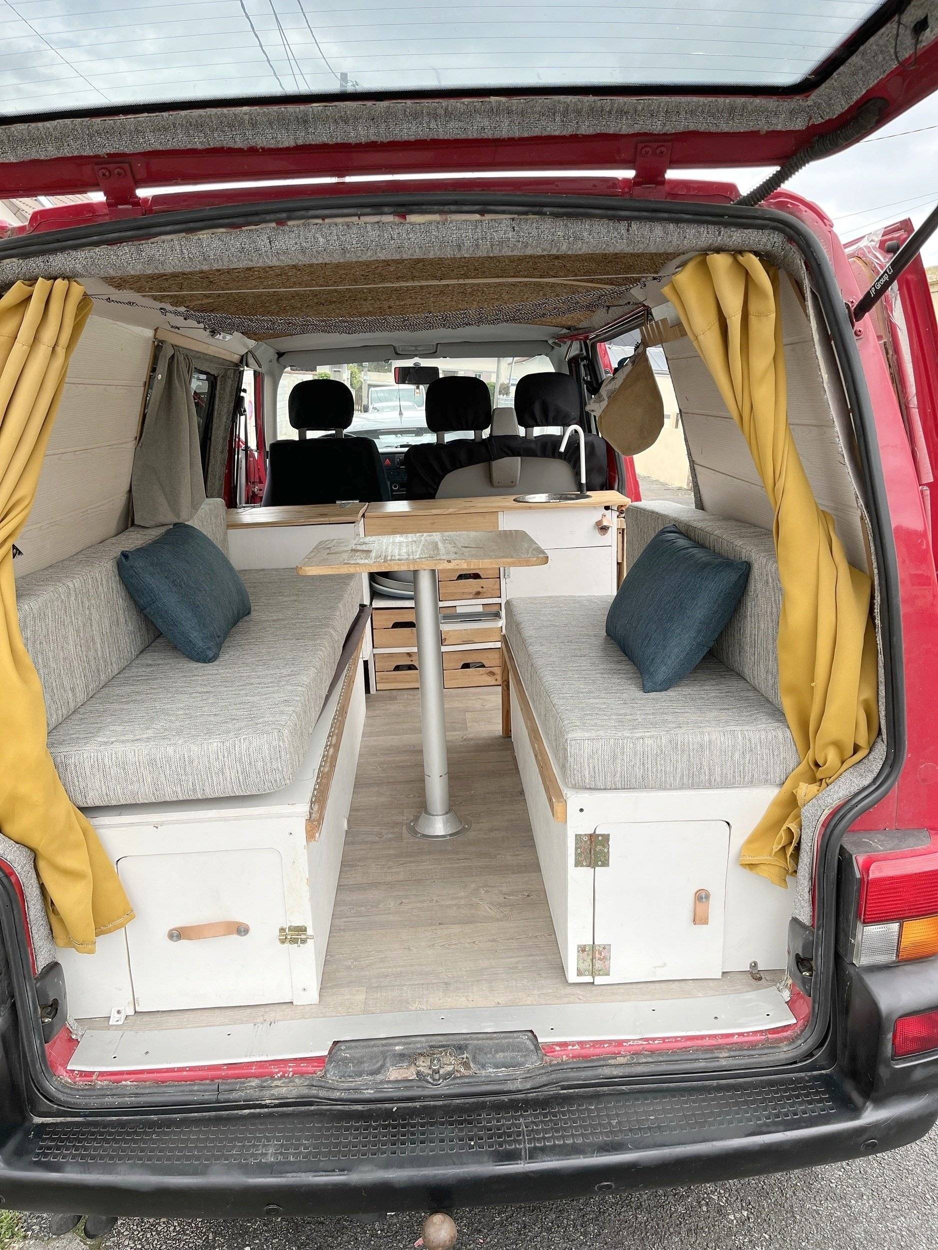 Dining Area Volkswagen T4 2,5l 102cv - Yescapa