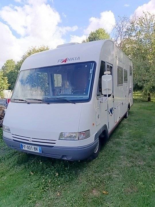 Vista del vehicle angle davanter Fiat Ducato 2,8 l 115 ch/Al-Ko - Yescapa