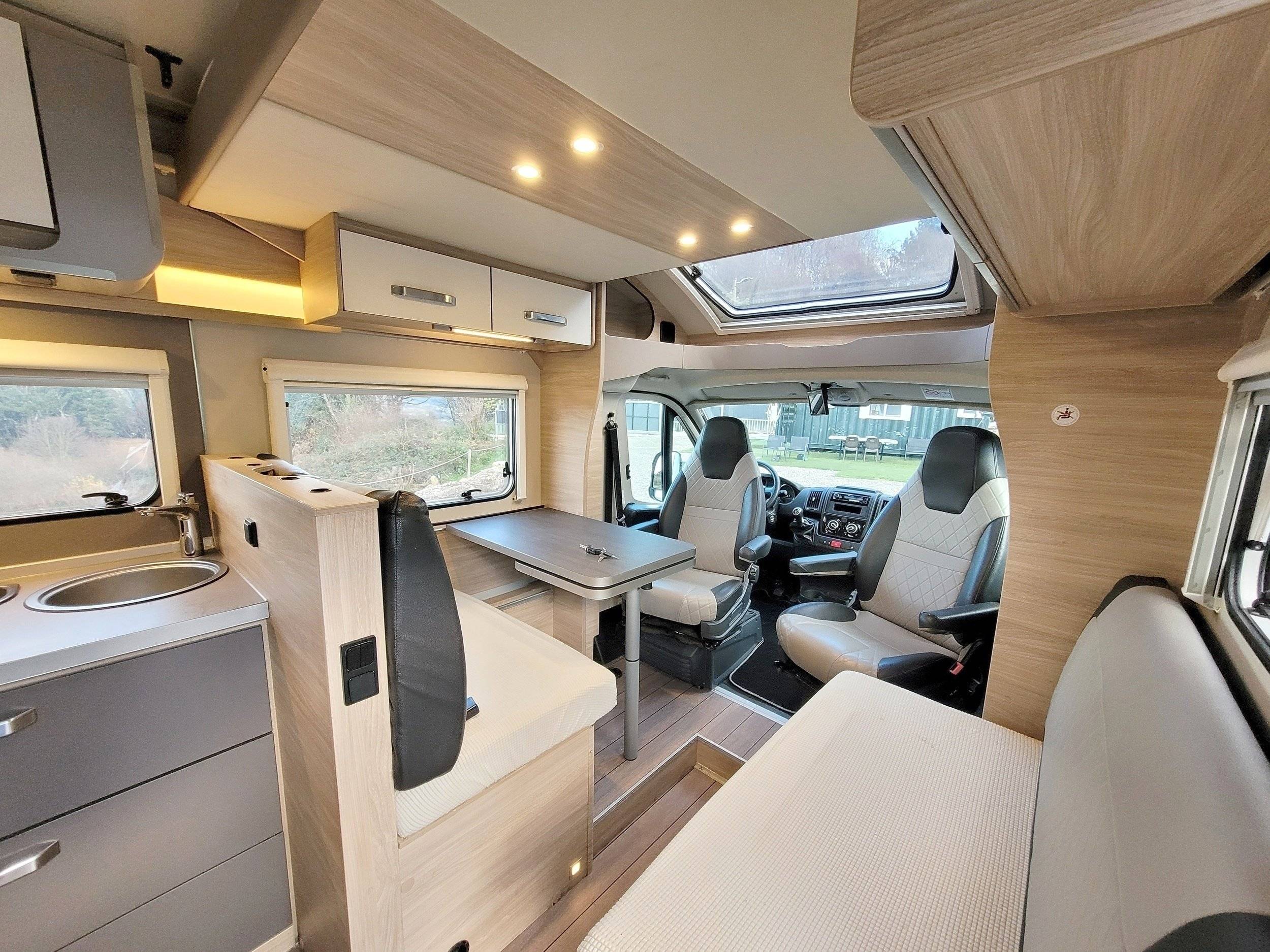 Área de jantar Fiat Ducato 2,3 l 150 ch - Yescapa