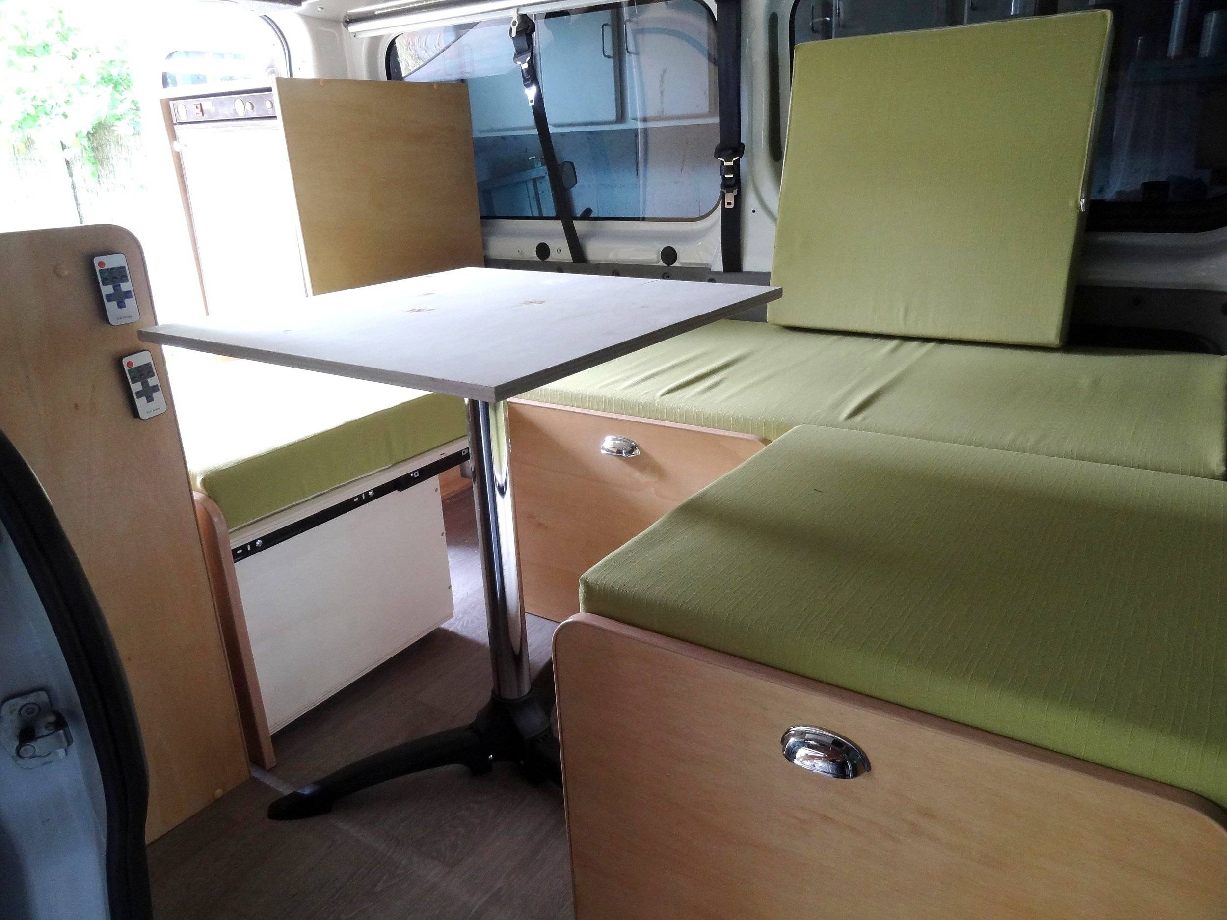 Dinette Renault Trafic 2,0 l 115 ch - Yescapa