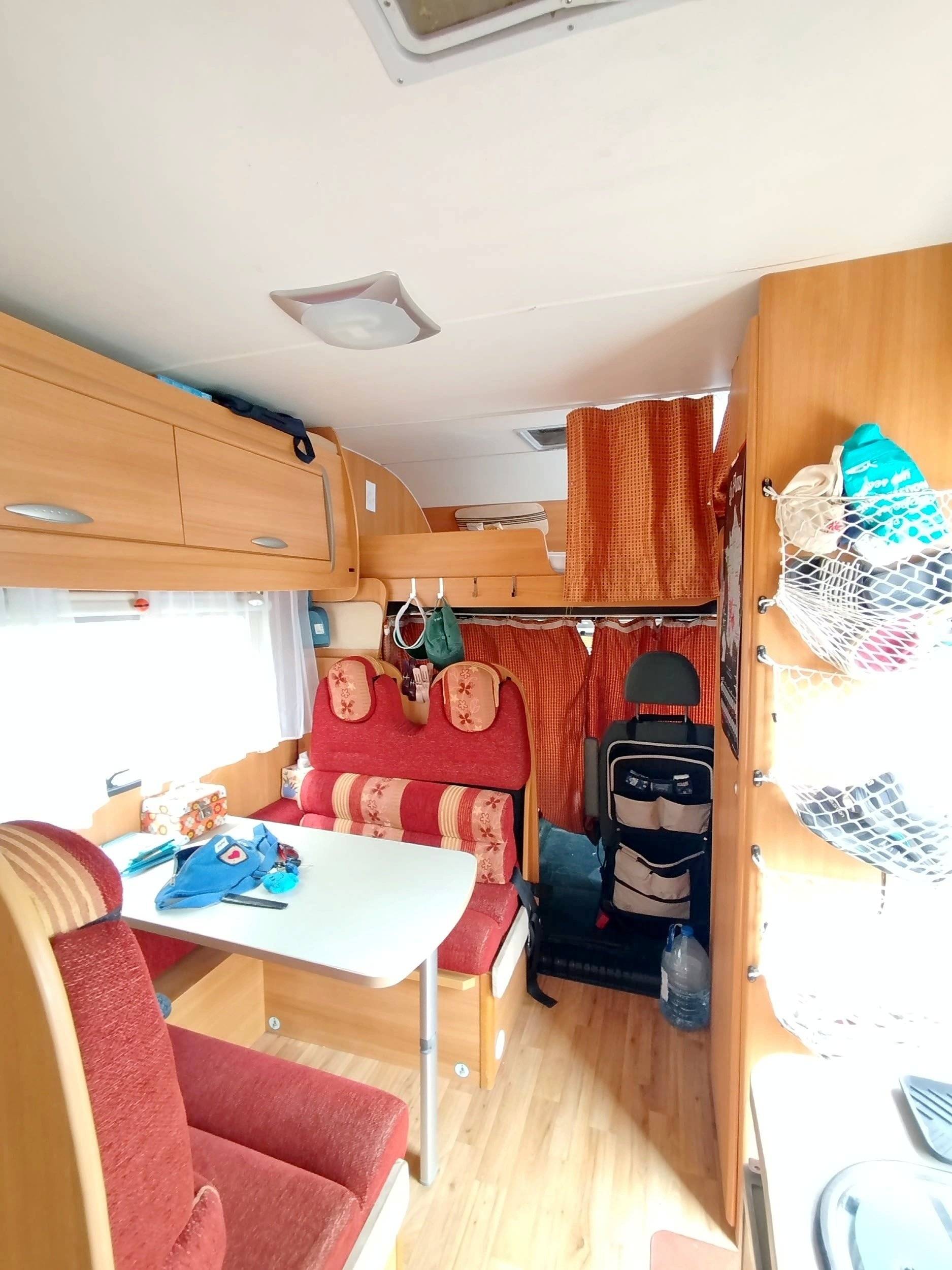 Dining Area Ford Transit 2,2 l 140 ch - Yescapa