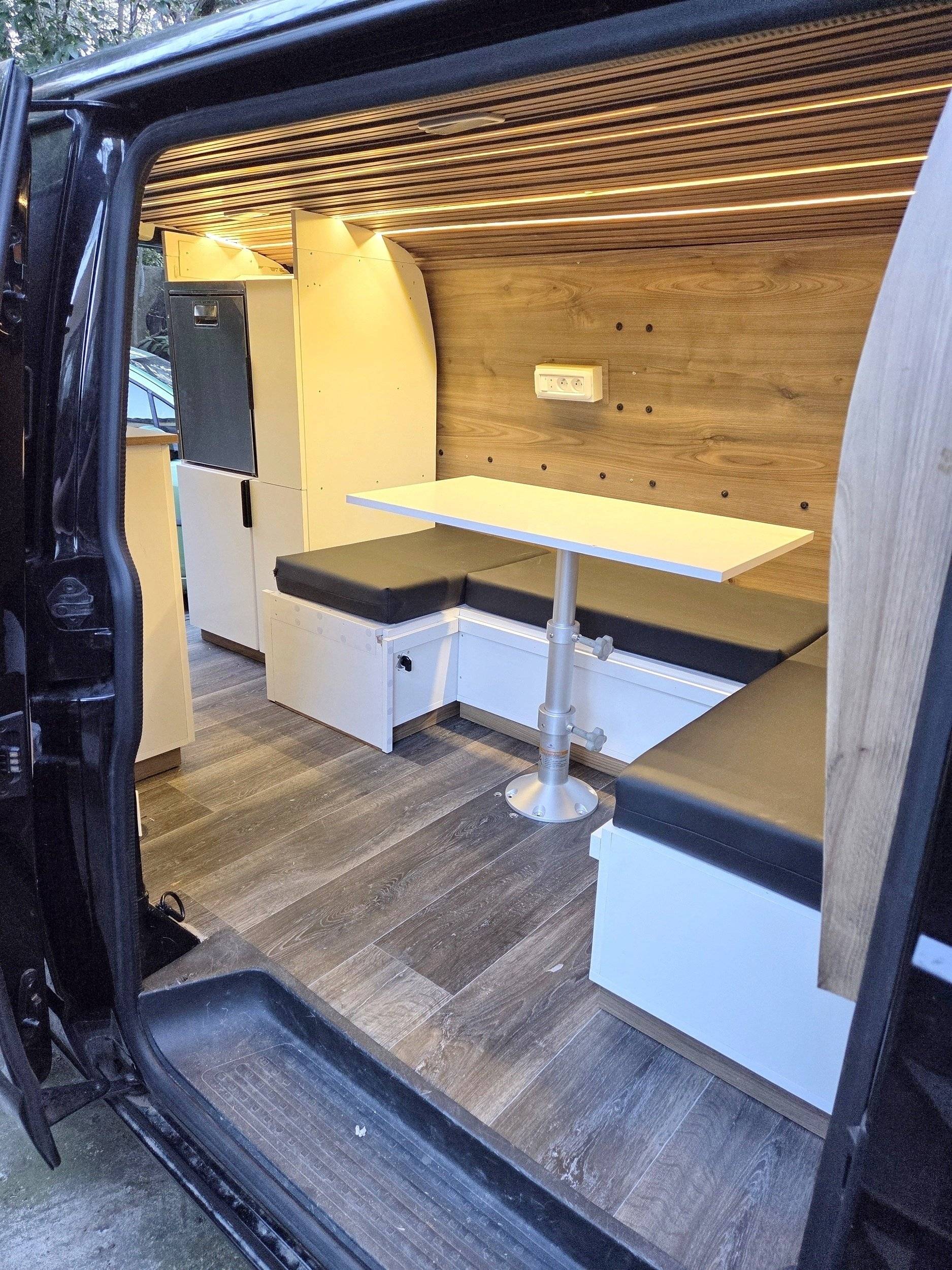 Dining Area Volkswagen Transporteur T6 L1H1 2 l 150 ch - Yescapa