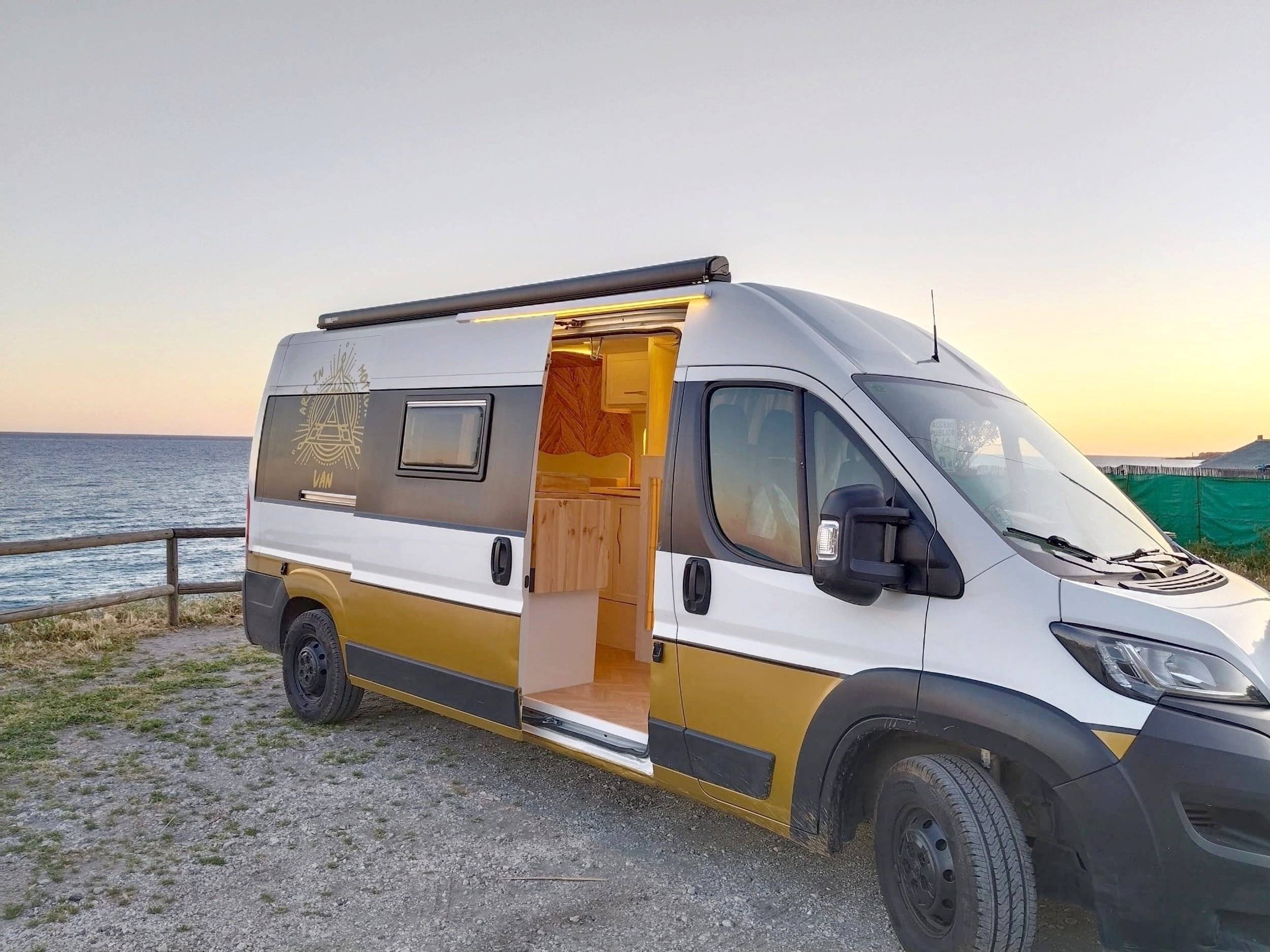 Front view from 3/4 Peugeot Boxer 2,2 l 130 ch - Yescapa