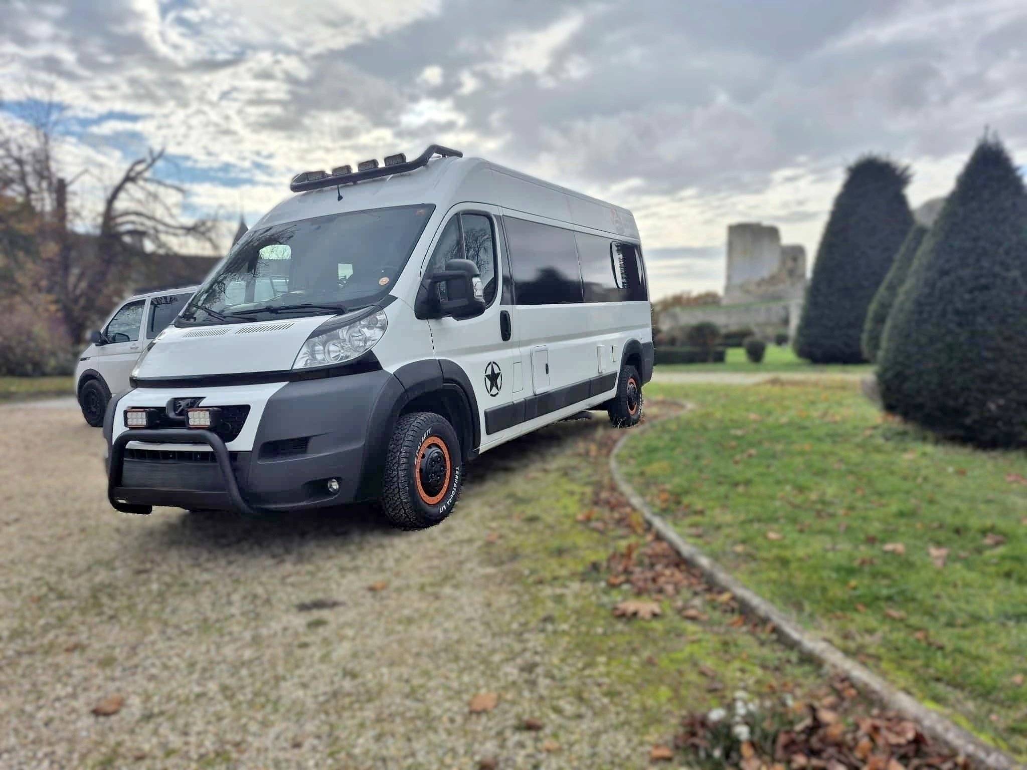 Vue avant de 3/4 Peugeot Boxer 3,0 HDI 160 ch - Yescapa