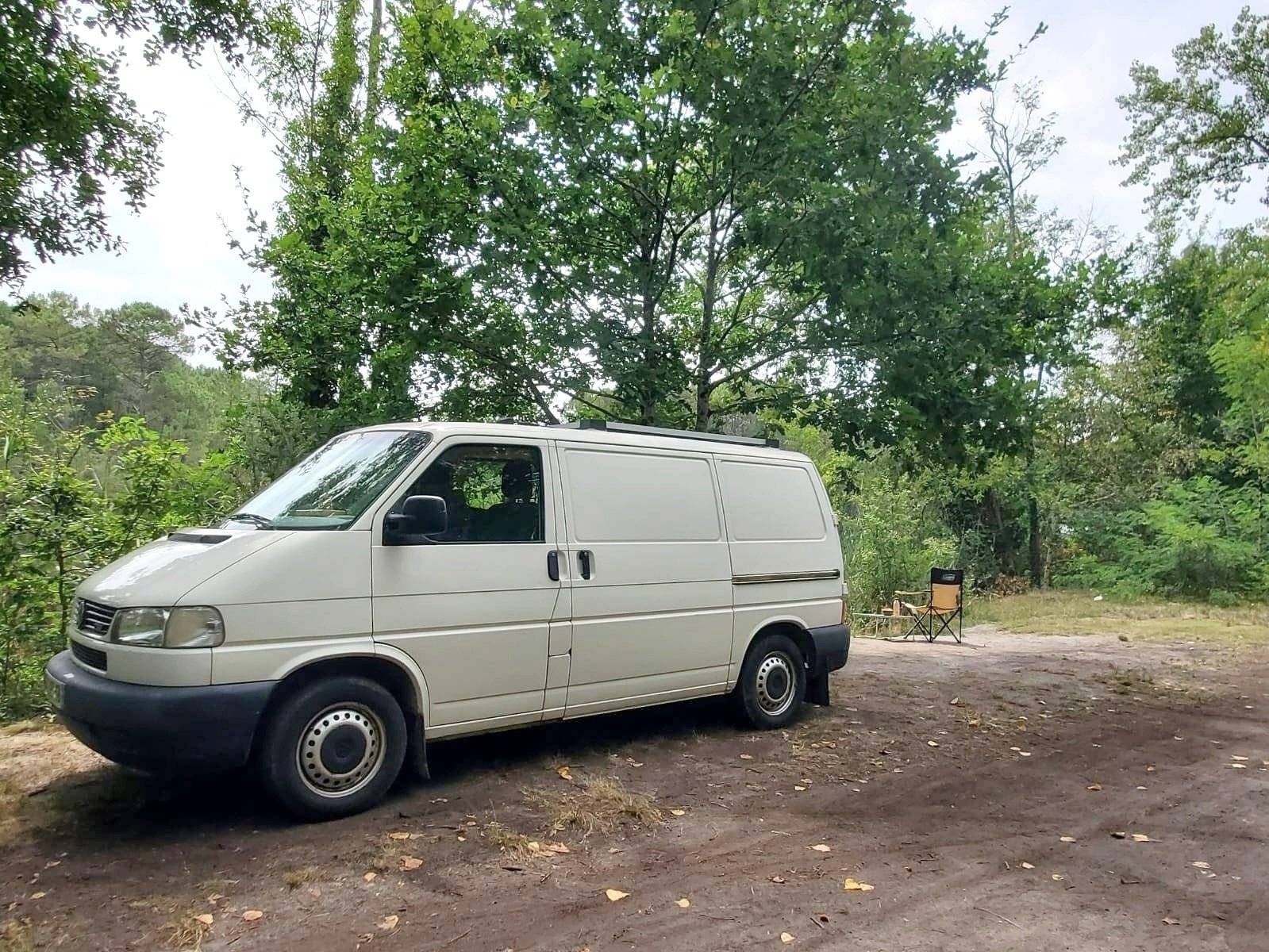 Front view from 3/4 Volkswagen Volkswagen Transporter T4 - Yescapa