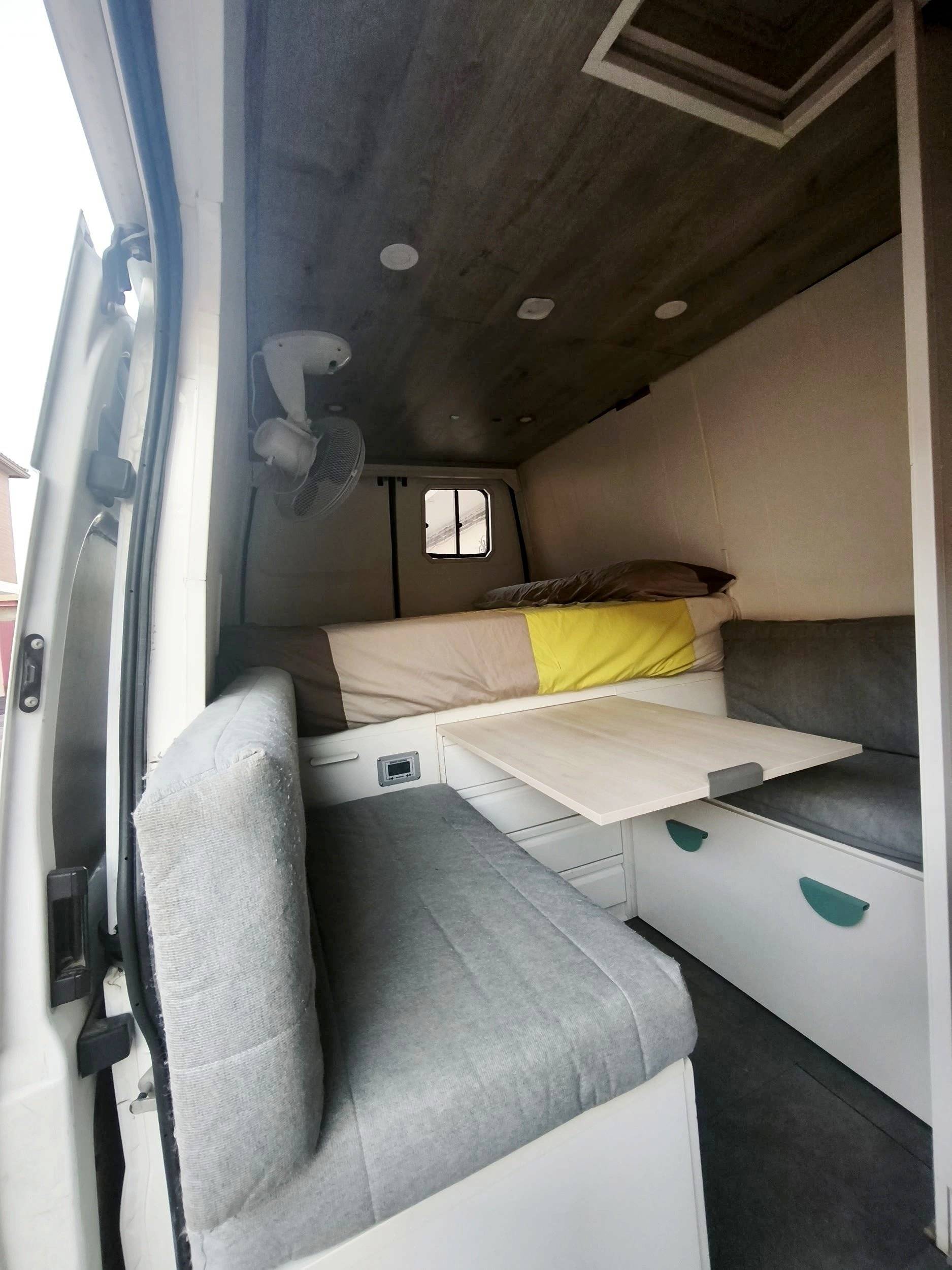 Área de jantar Ford Transit 2,4 l TDCi 140 ch. - Yescapa