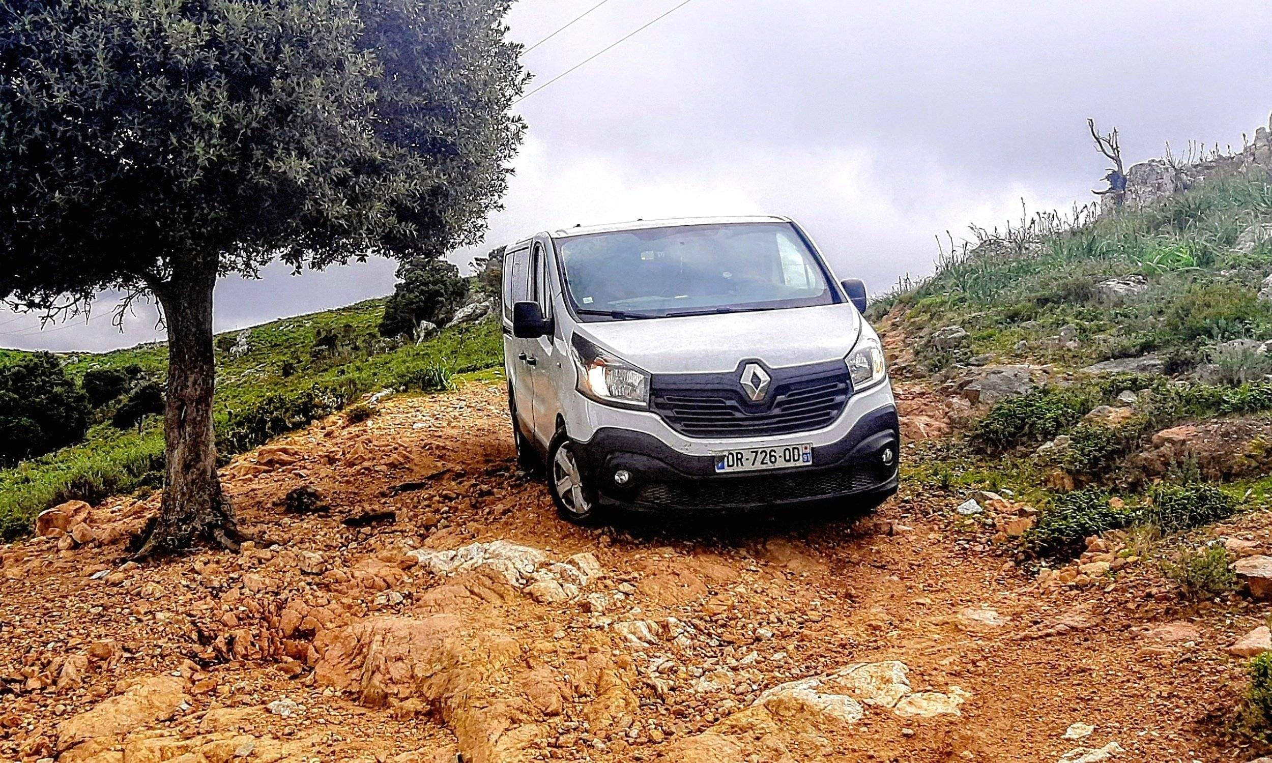 schräge Vorderansicht Renault Trafic Court 1,6 l DCI 120 ch - Yescapa