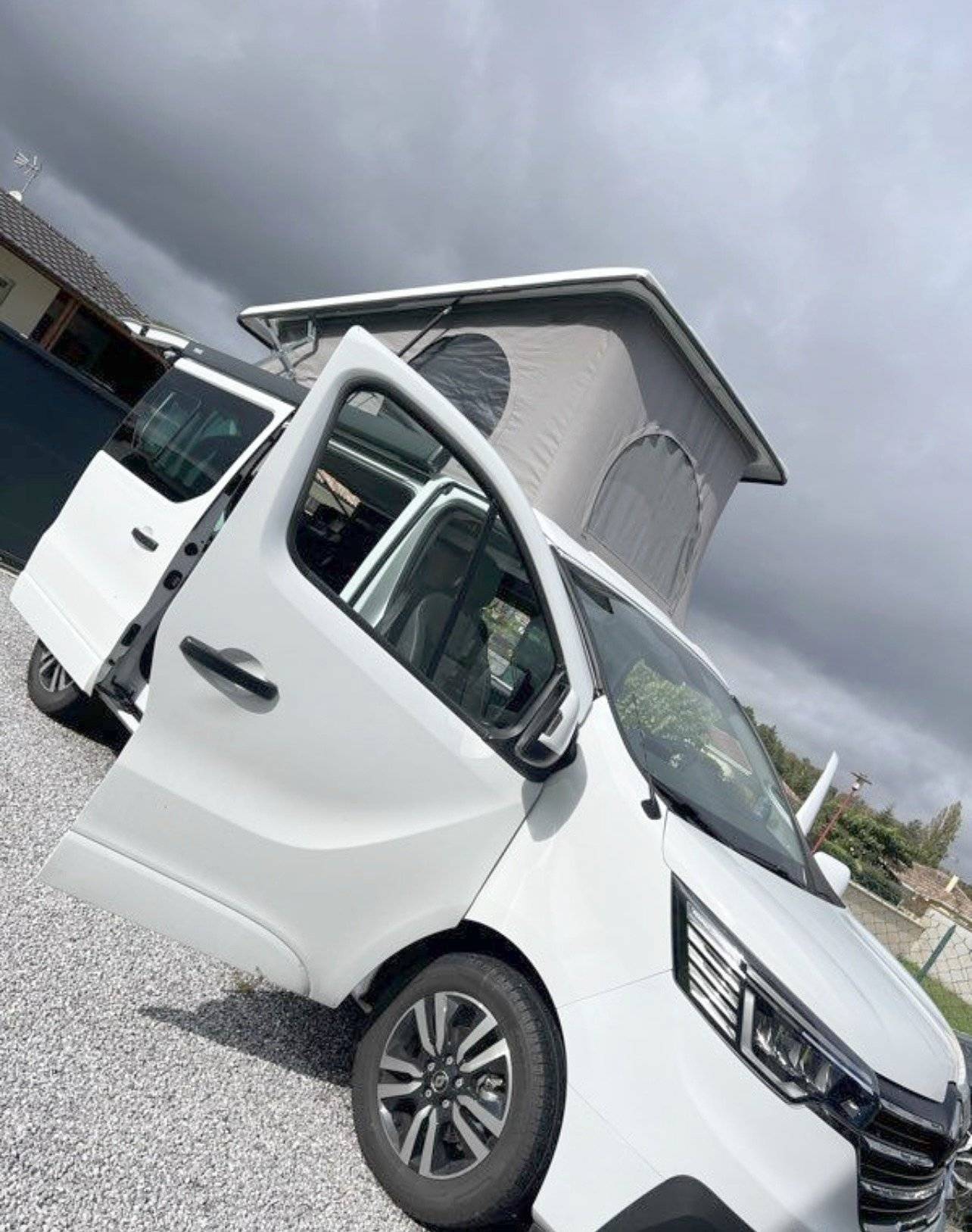 schräge Vorderansicht Renault Renault Trafic - Yescapa