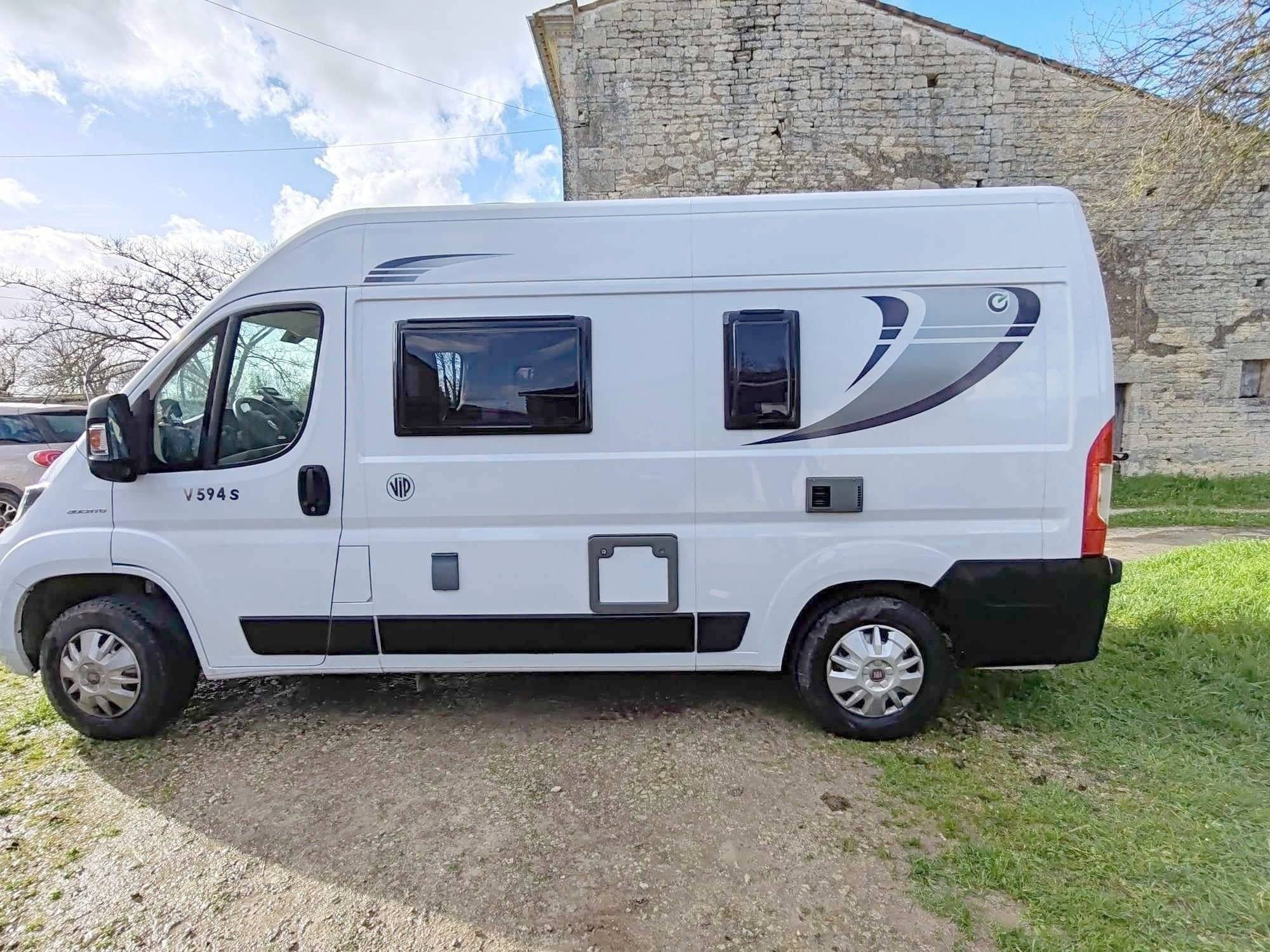 Vista de 3/4 Fiat Ducato 2,0 l 115 ch - Yescapa