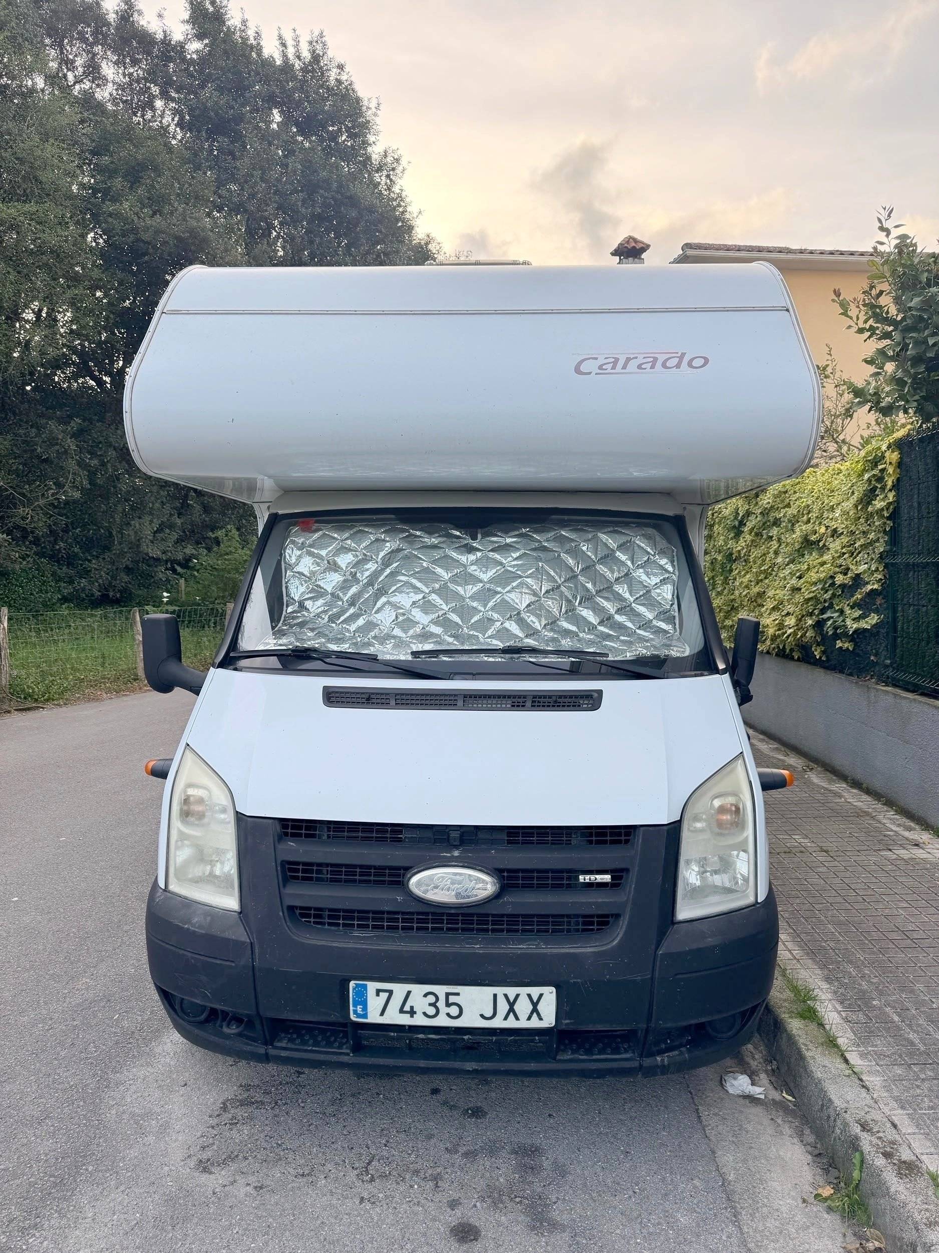 Voorkant 3/4 Ford Transit - Yescapa