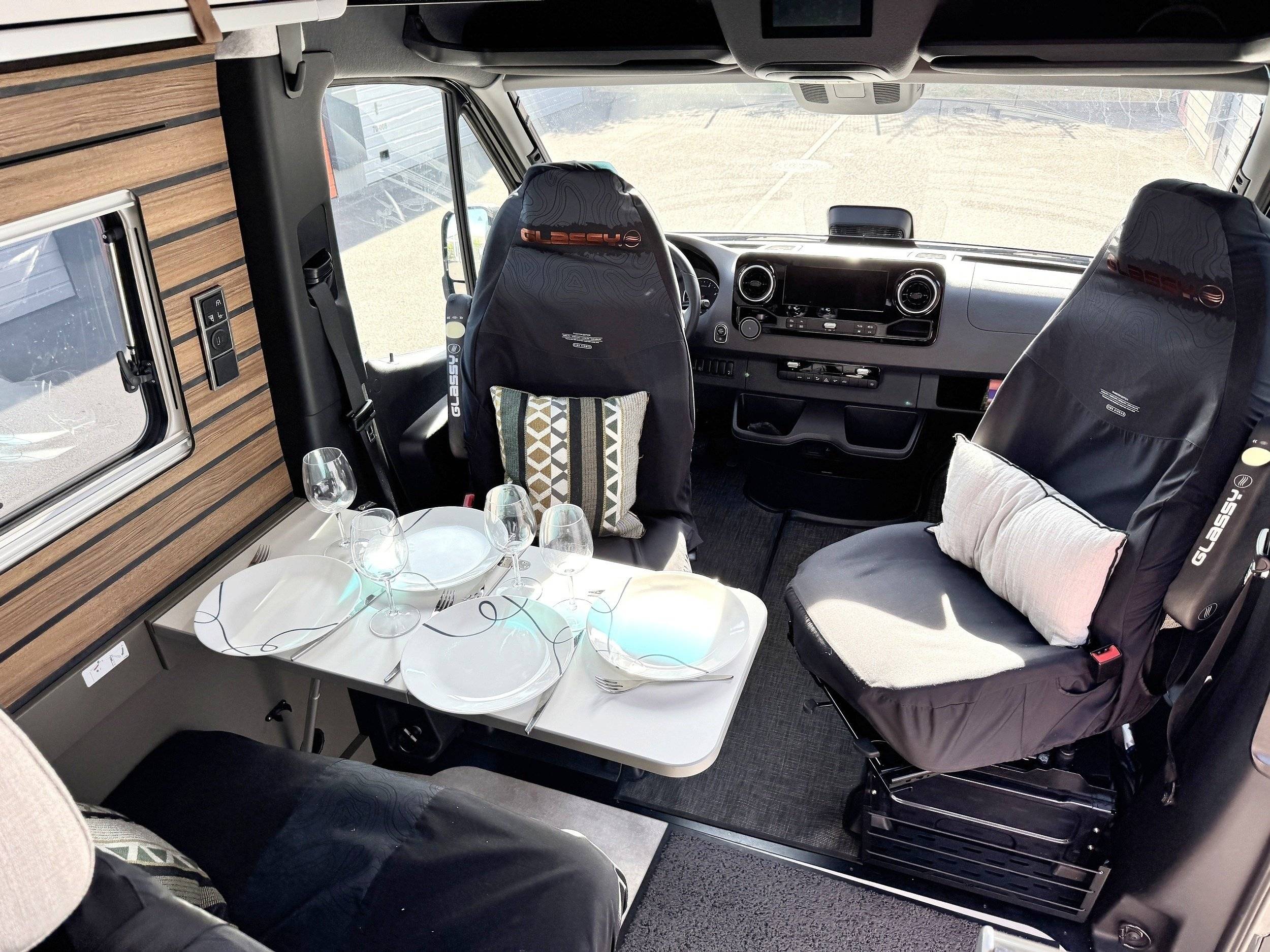Dining Area Mercedes Sprinter 416 CDI - Yescapa