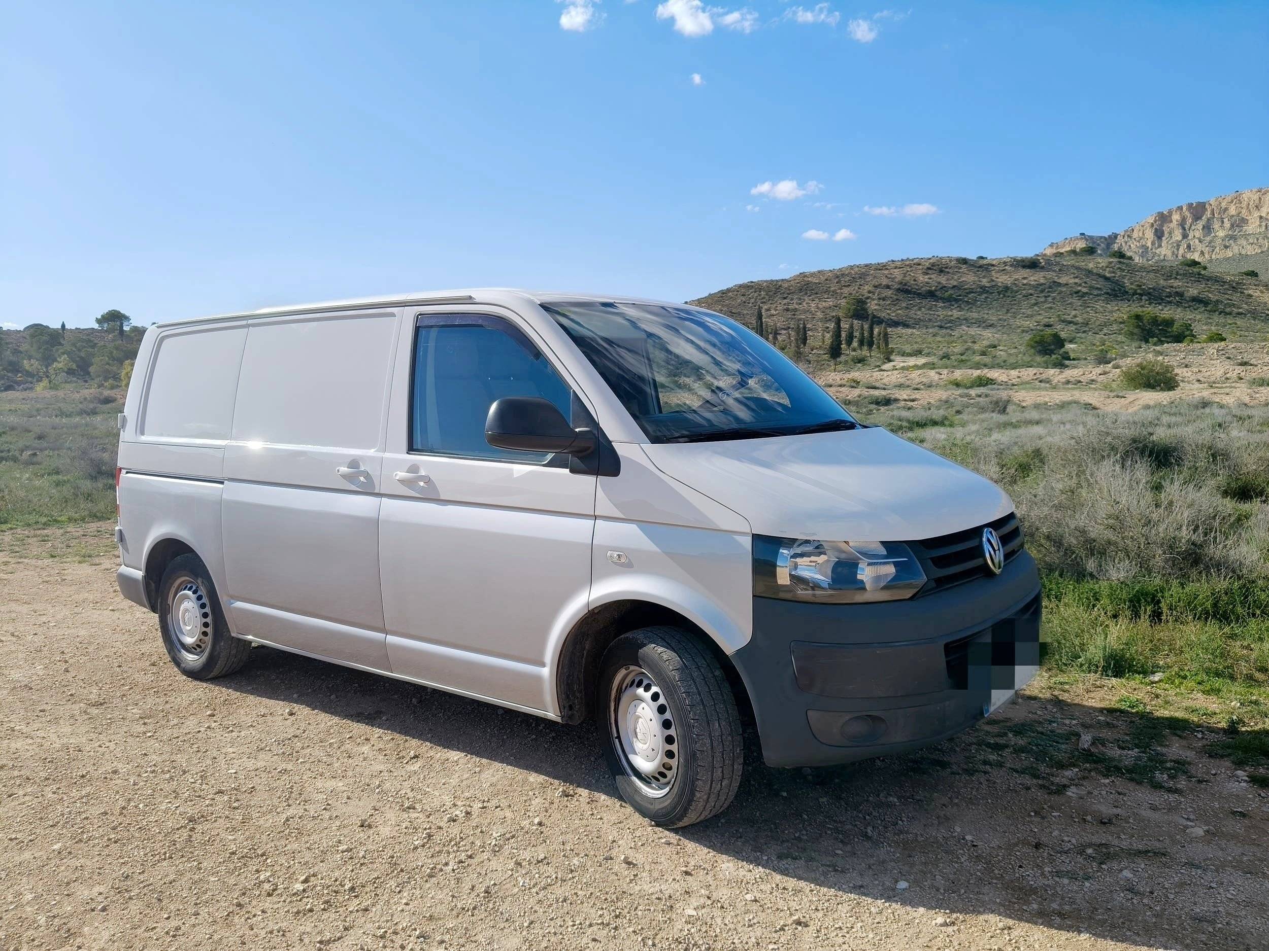 Vue avant de 3/4 Volkswagen T5 2 l 84 ch - Yescapa