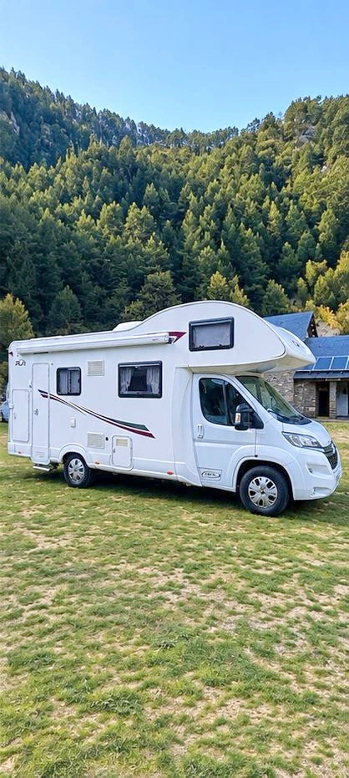 Front view from 3/4 Citroën Pla-Mister 435 - Yescapa