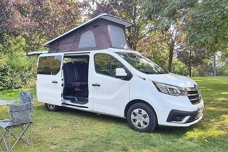 Vue avant de 3/4 Renault Renault Trafic - Yescapa