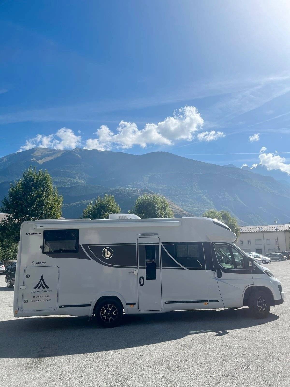 Vista frontale a ¾ Fiat - Yescapa