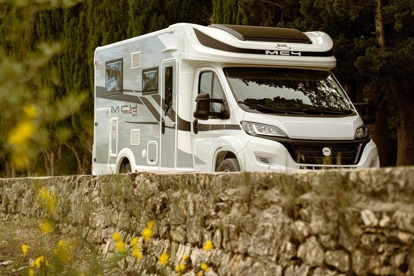 schräge Vorderansicht Ford Transit 2,0 l 170 ch - Yescapa