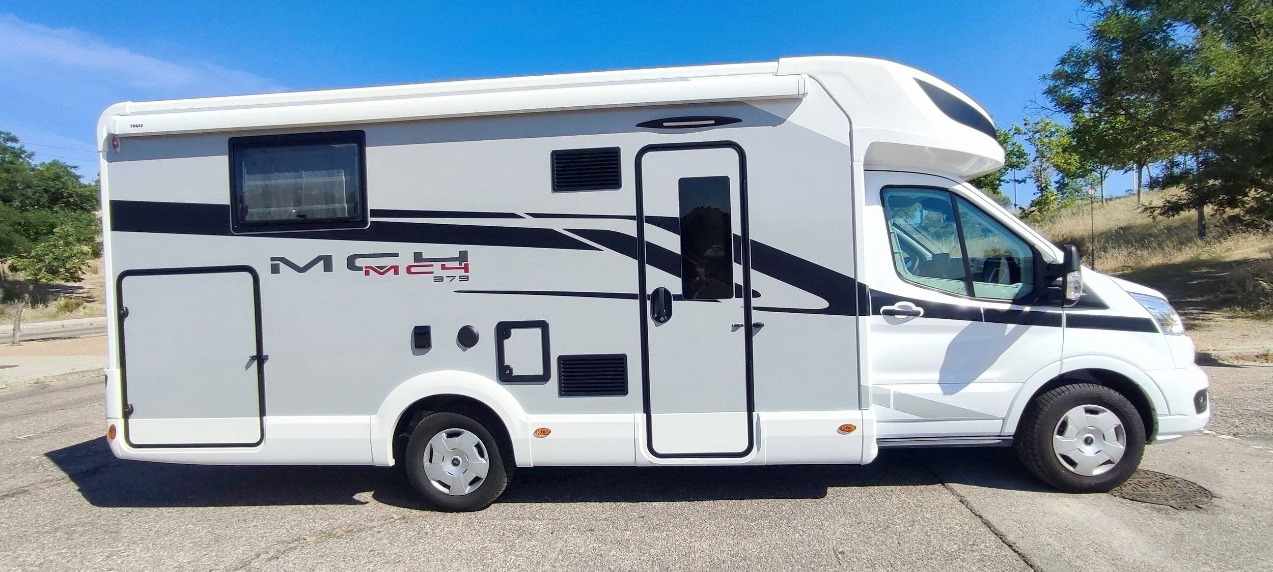 schräge Vorderansicht Ford Transit 2,0 l 170 ch - Yescapa