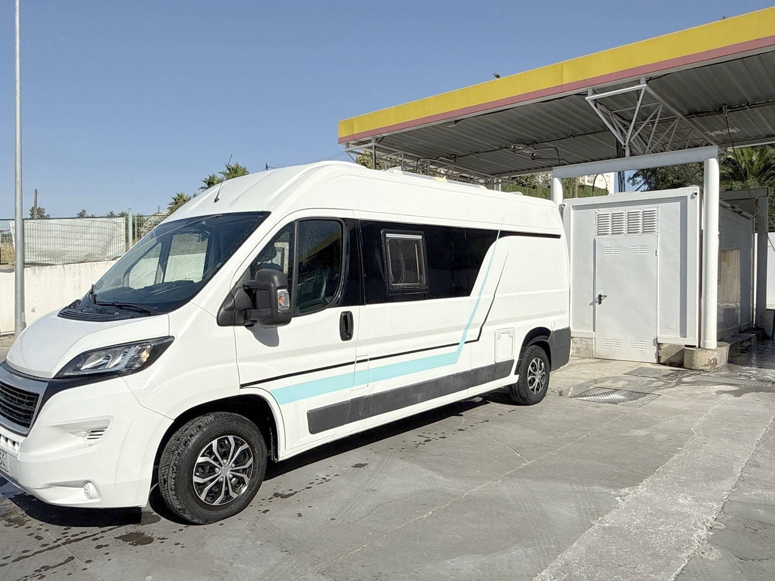 Vista frontale a ¾ Peugeot Boxer 2,2 l hdi 130 ch - Yescapa