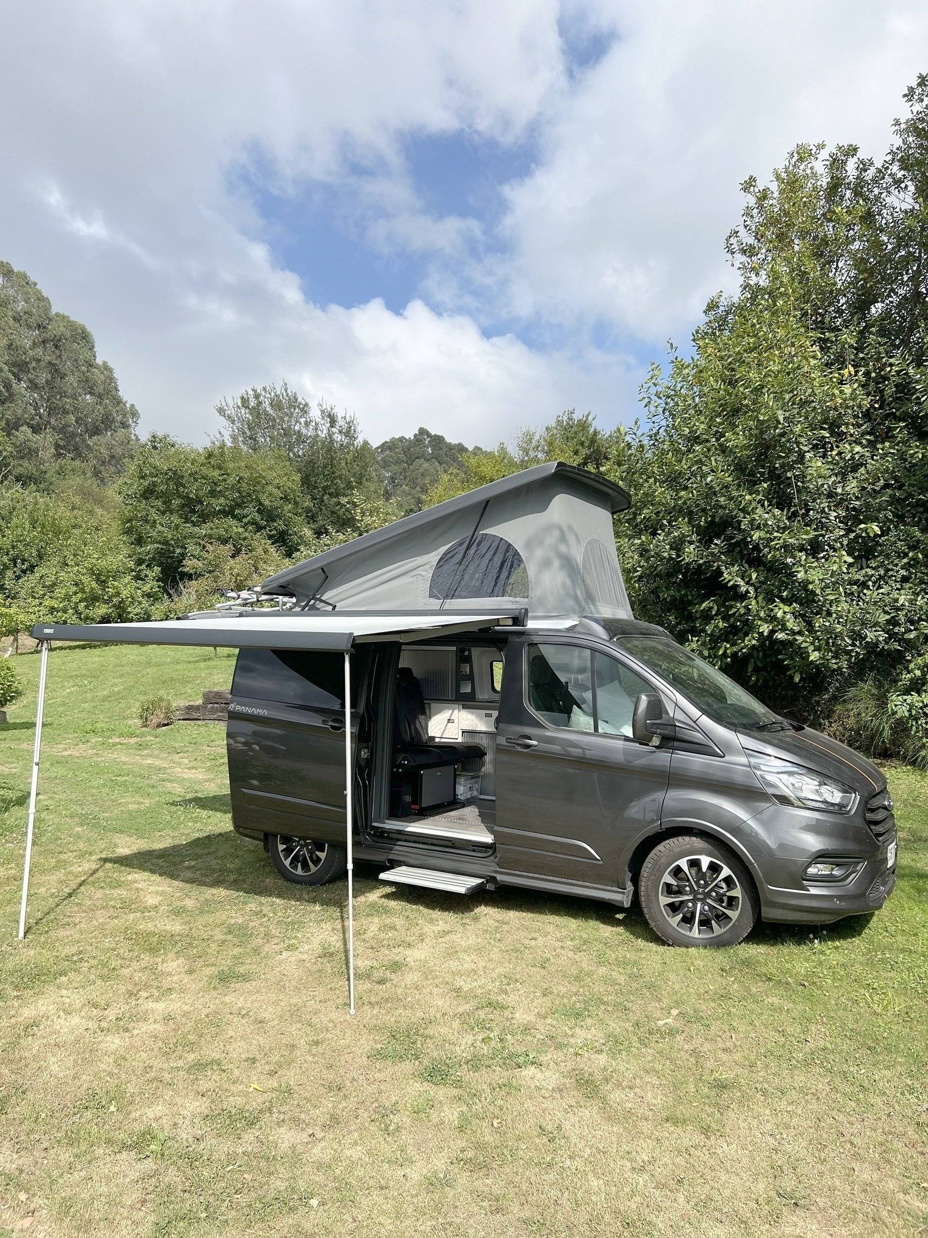 Vista frontale a ¾ Ford - Yescapa