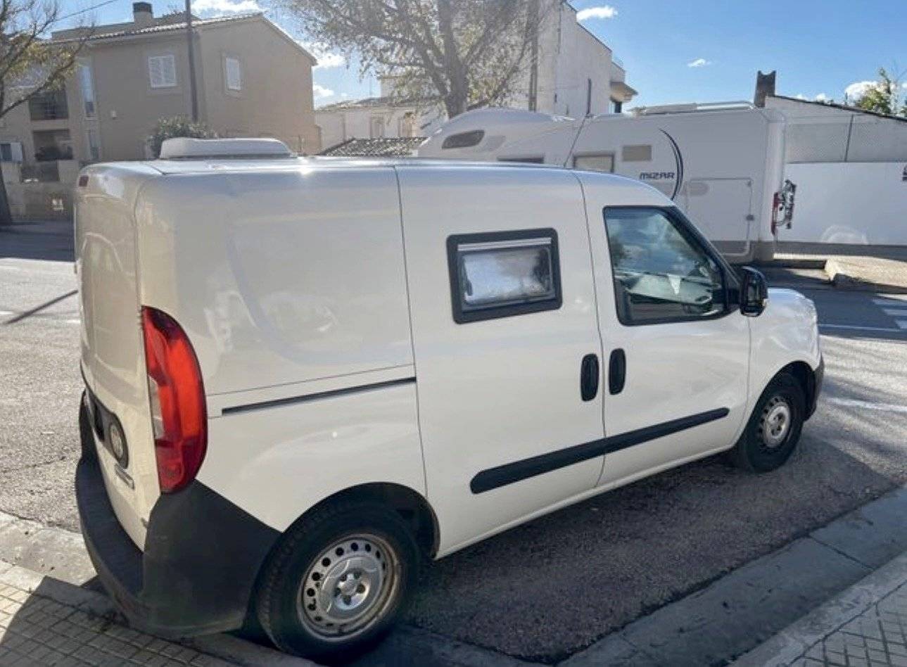 schräge Vorderansicht Fiat Doblo 1,6 l 105 ch - Yescapa