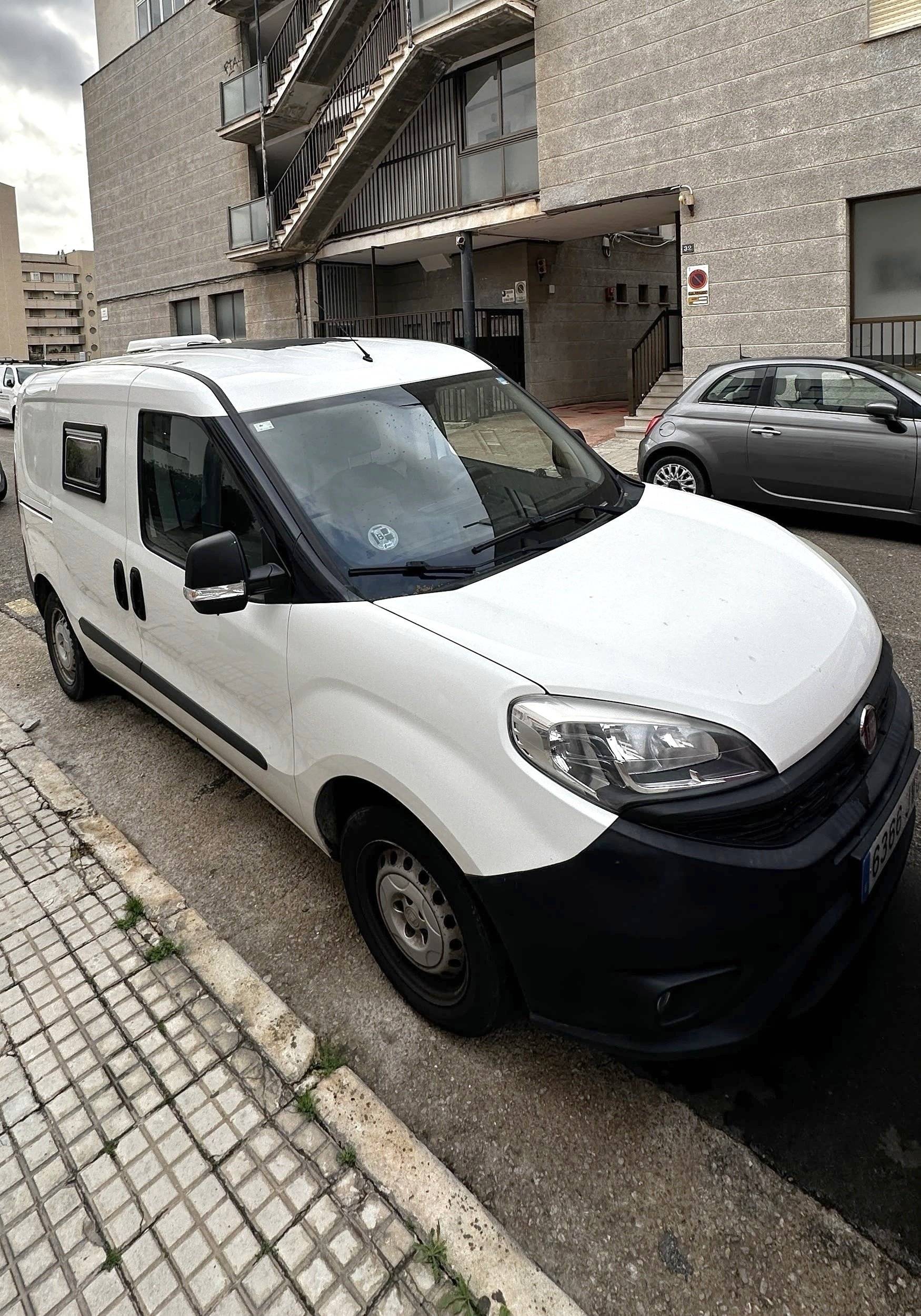 Vue avant de 3/4 Fiat Doblo 1,6 l 105 ch - Yescapa
