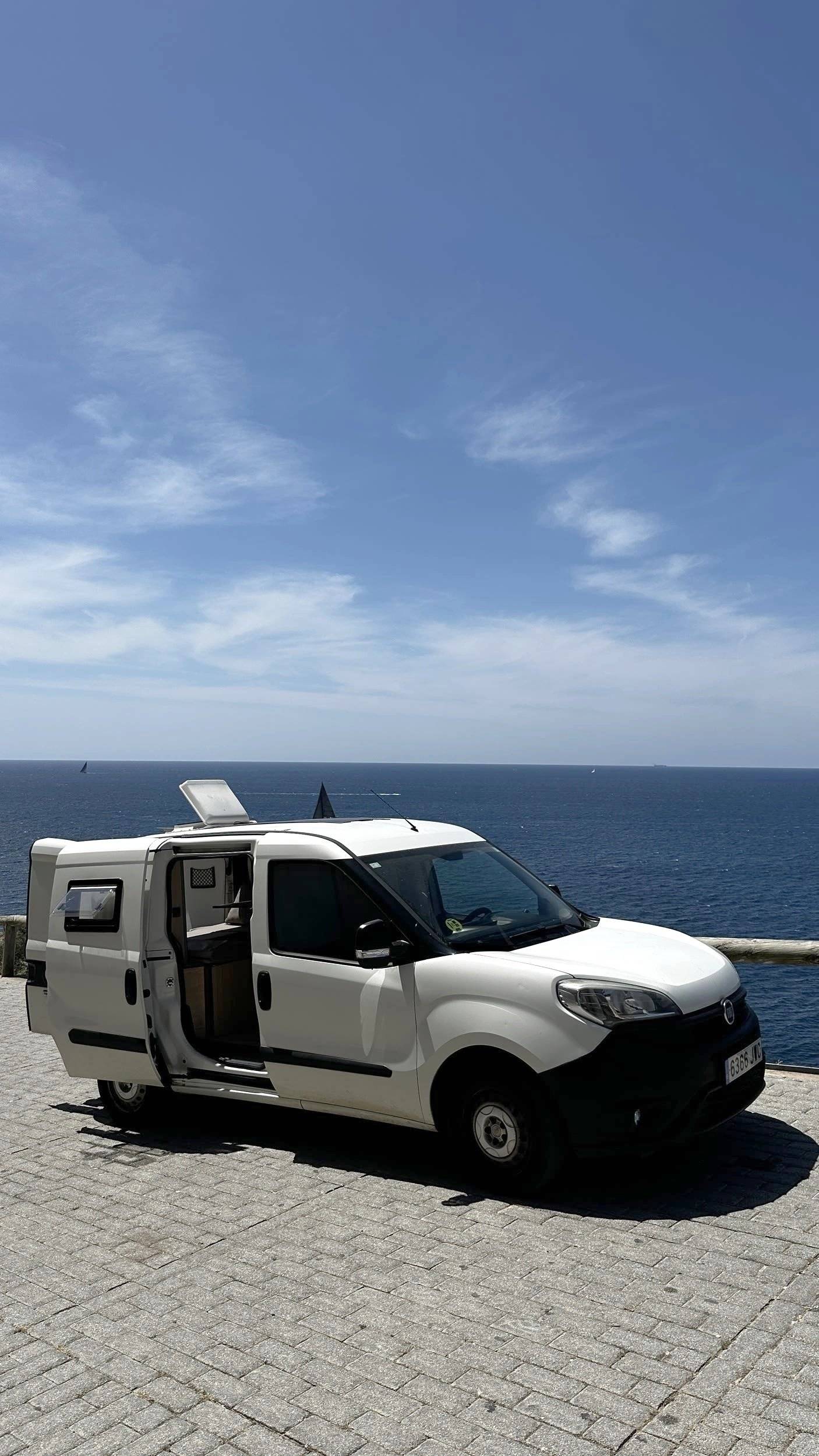 schräge Vorderansicht Fiat Doblo 1,6 l 105 ch - Yescapa