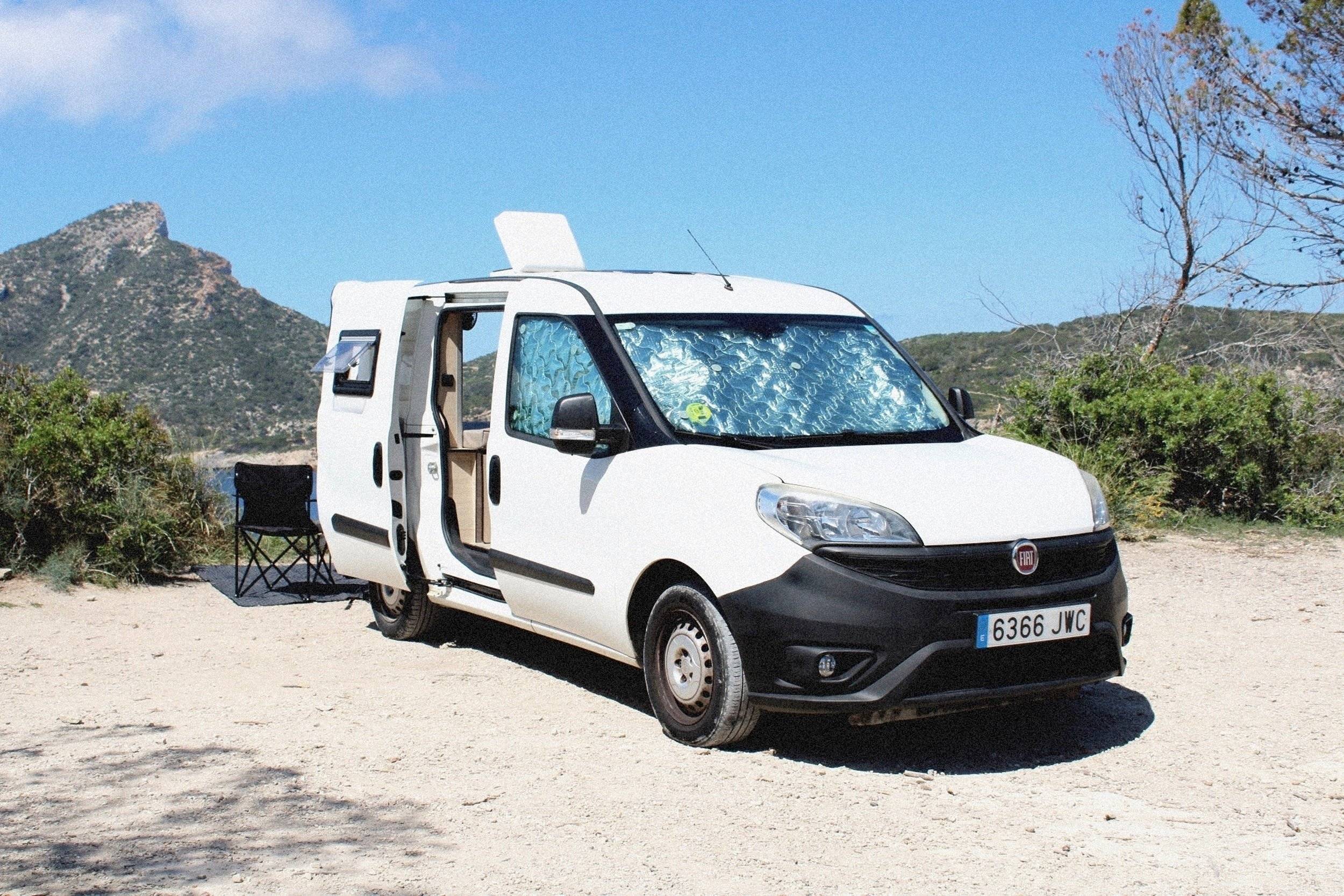 Front view from 3/4 Fiat Doblo 1,6 l 105 ch - Yescapa