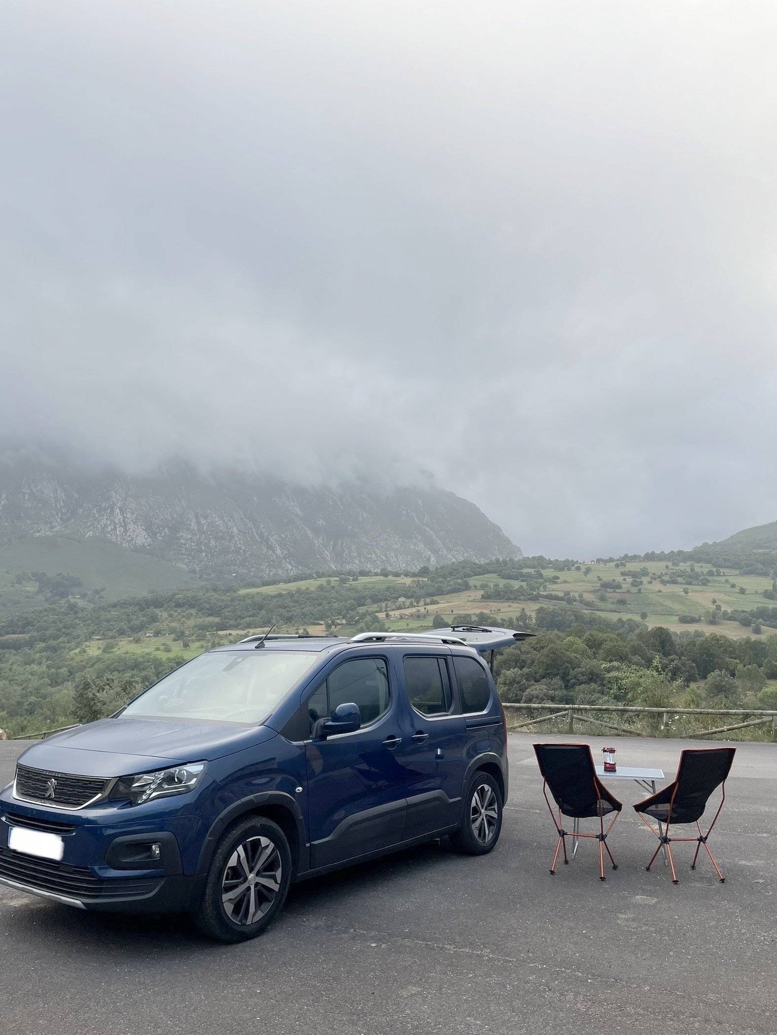 schräge Vorderansicht Peugeot Peugeot Rifer BlueHDI 100 GTLine - Yescapa