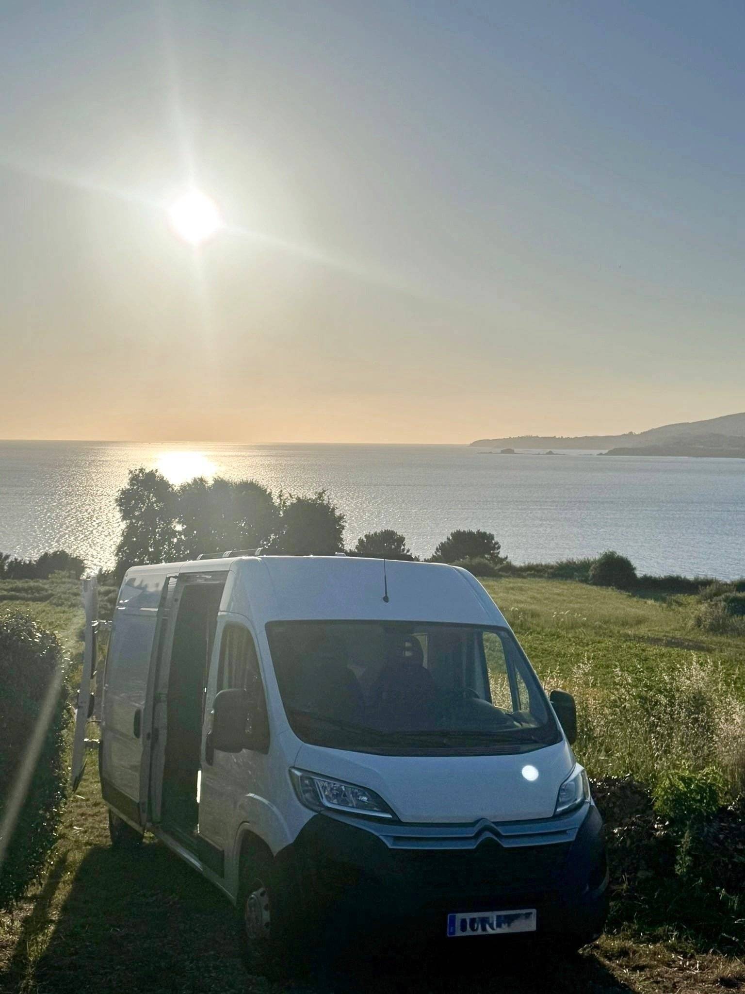 Vue avant de 3/4 Citroën Jumper 2,0 l 130 ch - Yescapa