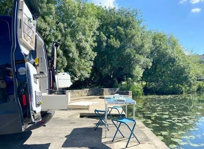 Dining Area Ford Transit 2,0 l 130 ch - Yescapa