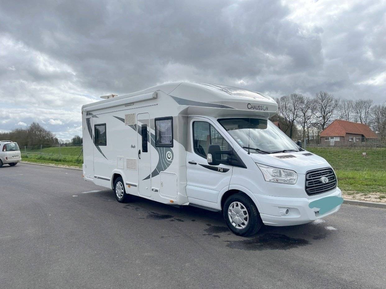 Front view from 3/4 Ford Transit 2,0 l 170 ch - Yescapa