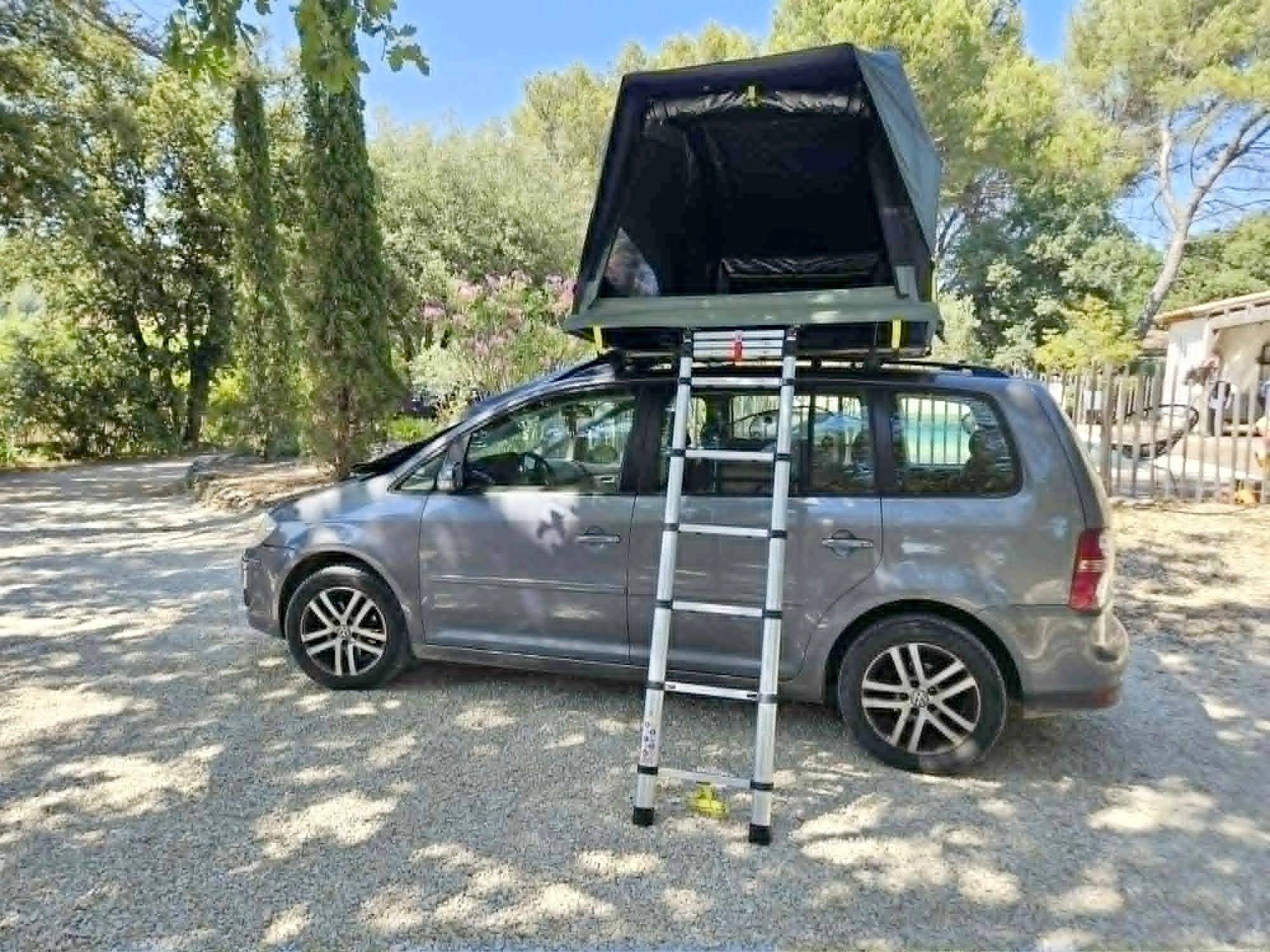 Vista del vehicle angle davanter Volkswagen touran - Yescapa