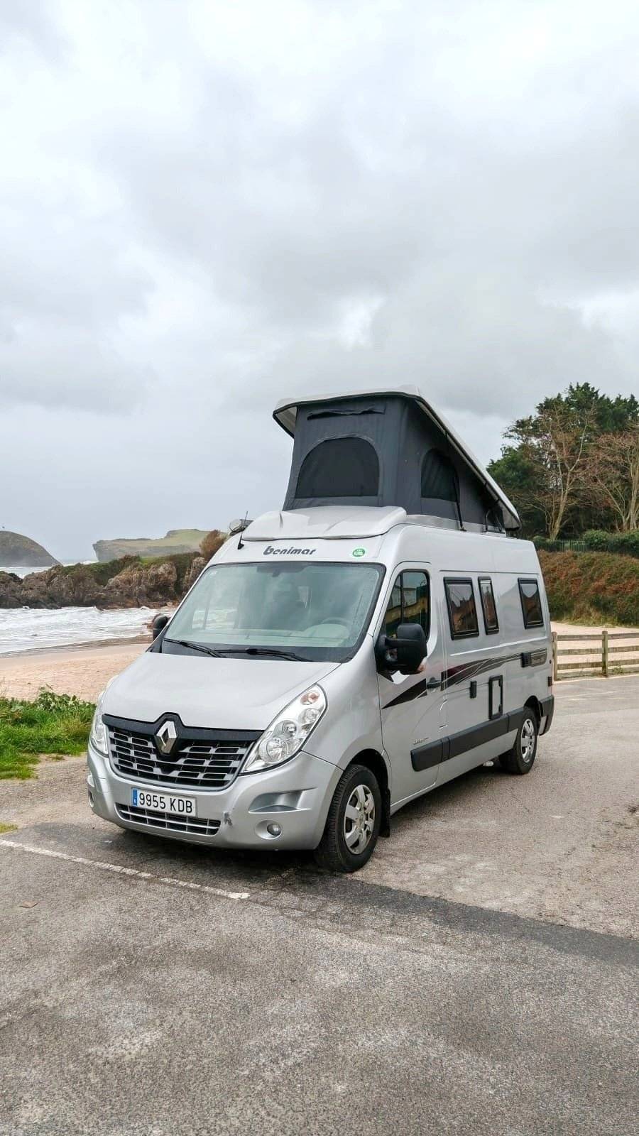 Vue avant de 3/4 Renault Renault master - Yescapa