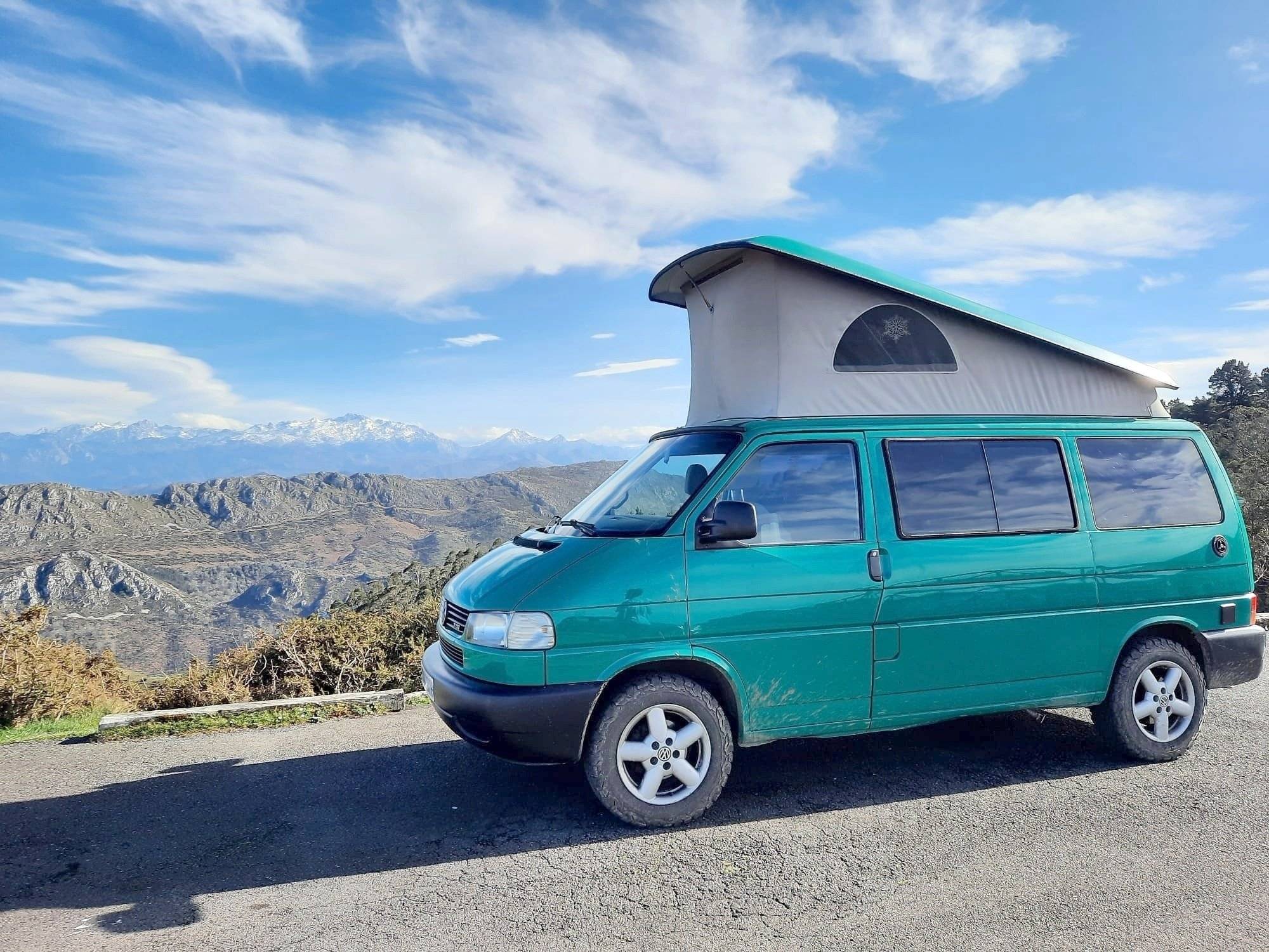 Vista del vehicle angle davanter Volkswagen T4 syncro 2,5 tdi - Yescapa