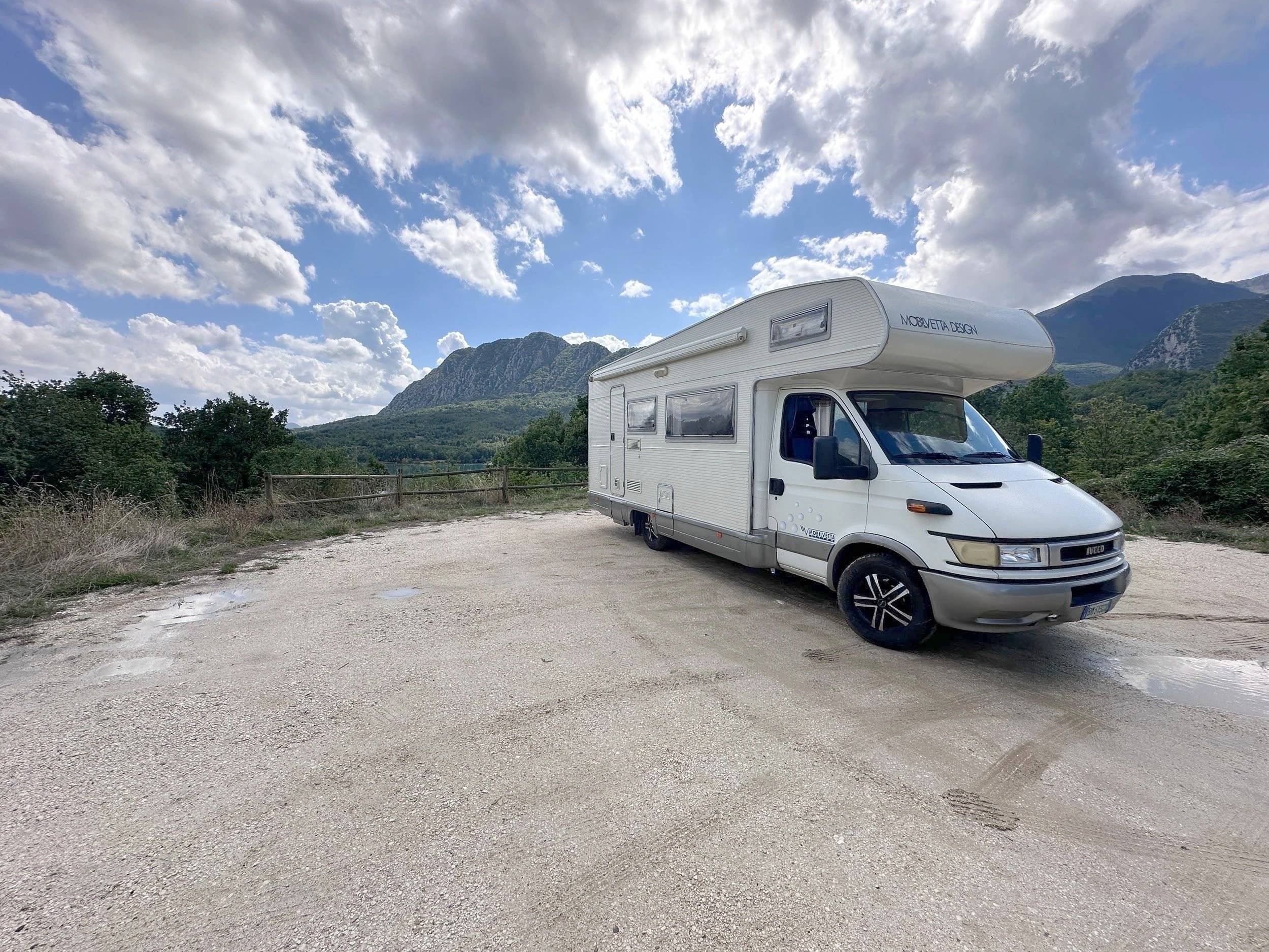 Vista del vehículo ángulo delantero Iveco Daily 35S11 - Yescapa