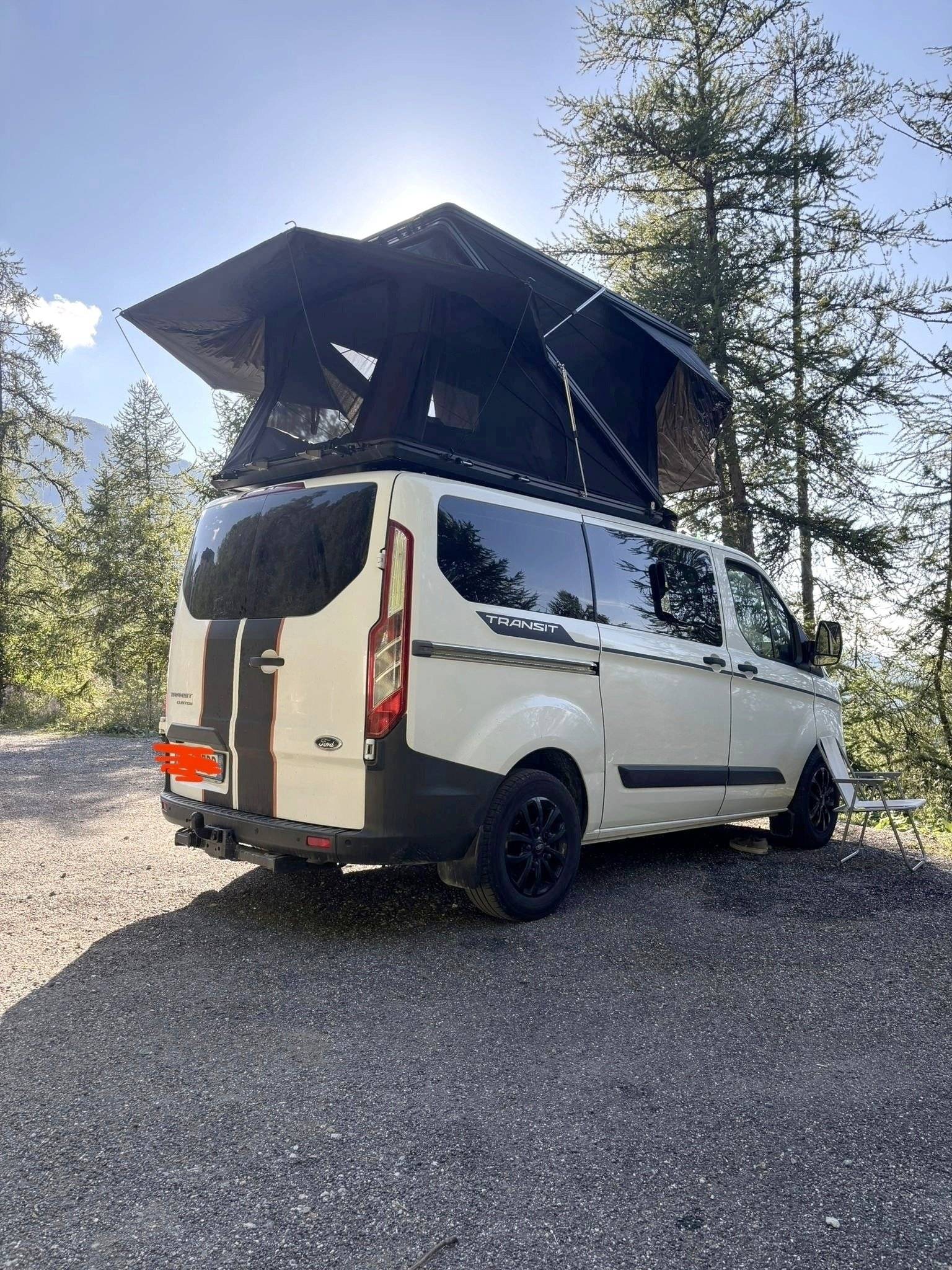 schräge Vorderansicht Ford Transit 2,2 l 155 ch - Yescapa