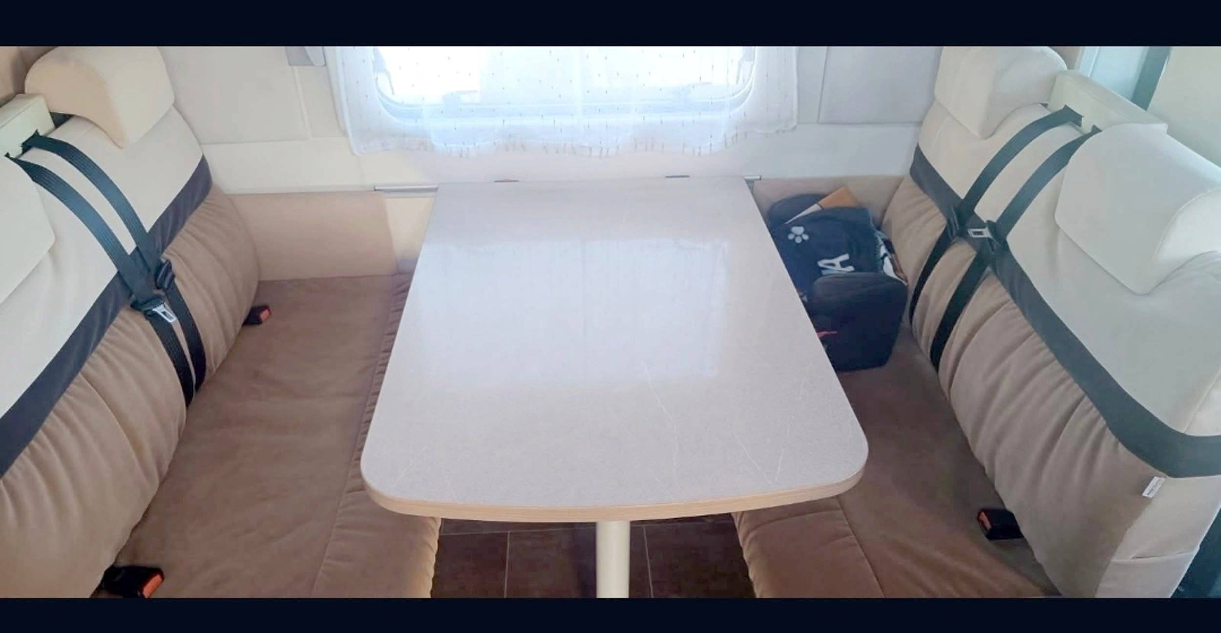 Dining Area Fiat ducato - Yescapa