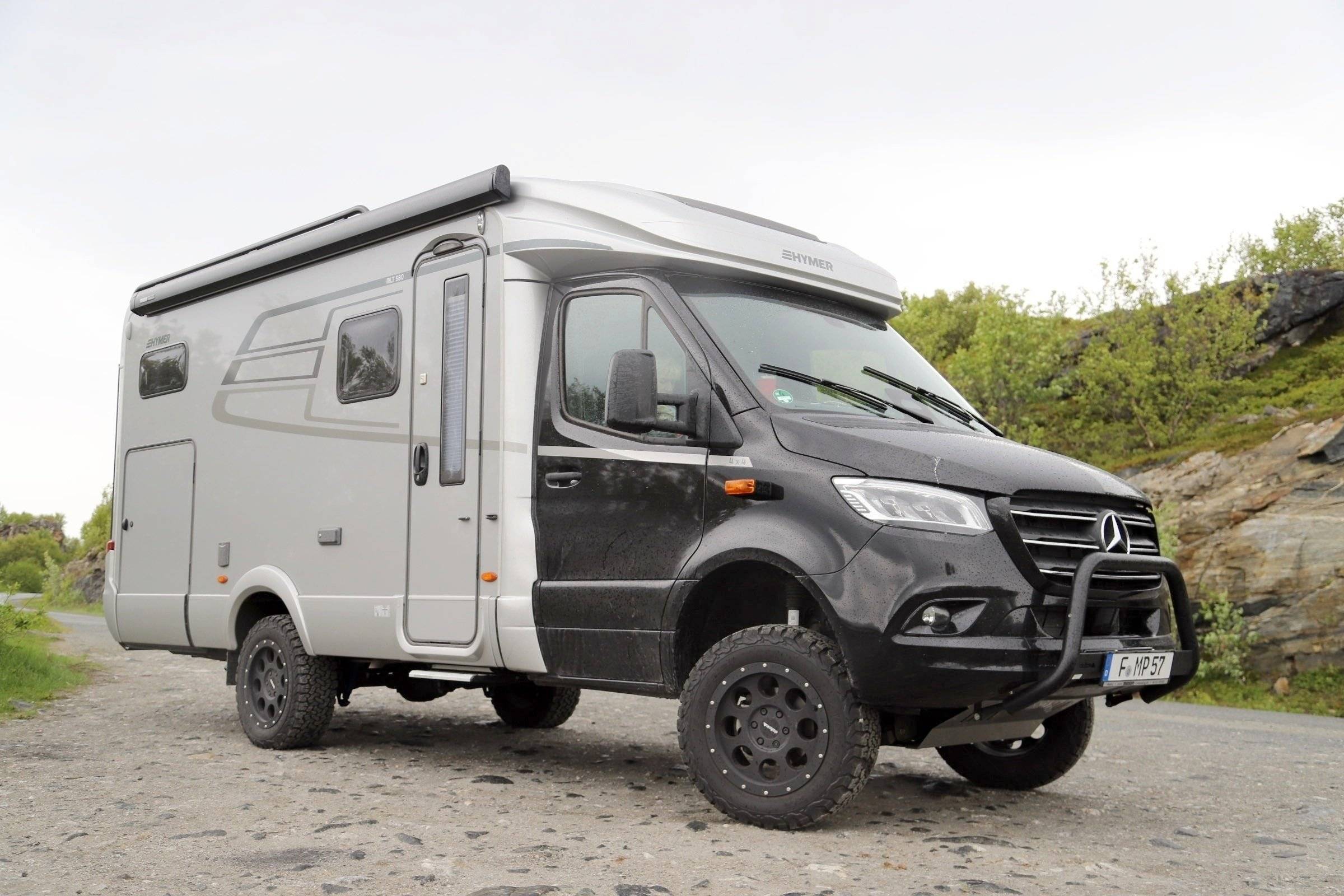 Vue avant de 3/4 Mercedes Sprinter 319 4x4 - Yescapa
