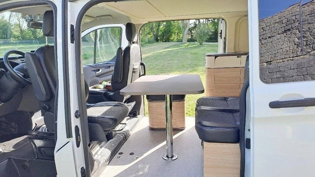 Área de jantar Ford Custom 2,0 l 130 L2H1 - Yescapa